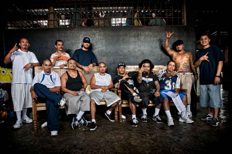 Desde hace años, las cárceles han servido de cuartel general a las cúpulas de las pandillas. En la imagen, la "ranfla" de la Mara Salvatrucha en El Salvador, encabezada por Borromeo Henríquez, alias "El Diablito de Hollywood" (sentado, con gorra negra) tras la entrevista que concedieron a El Faro el 27 de septiembre de 2012.