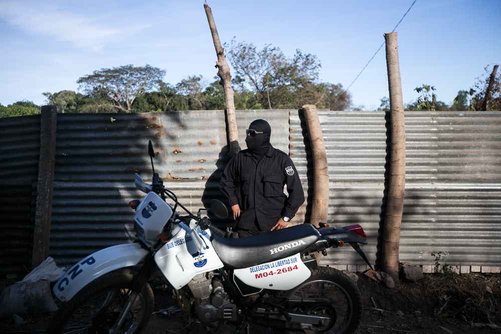 Un policía sin identificación ni número de ONI se paseaba entre los espectadores y los periodistas tras un operativo policial que devino en la ejecución de cuatro jóvenes en Zaragoza, La Libertad, en febrero de 2016. Foto:Fred Ramos