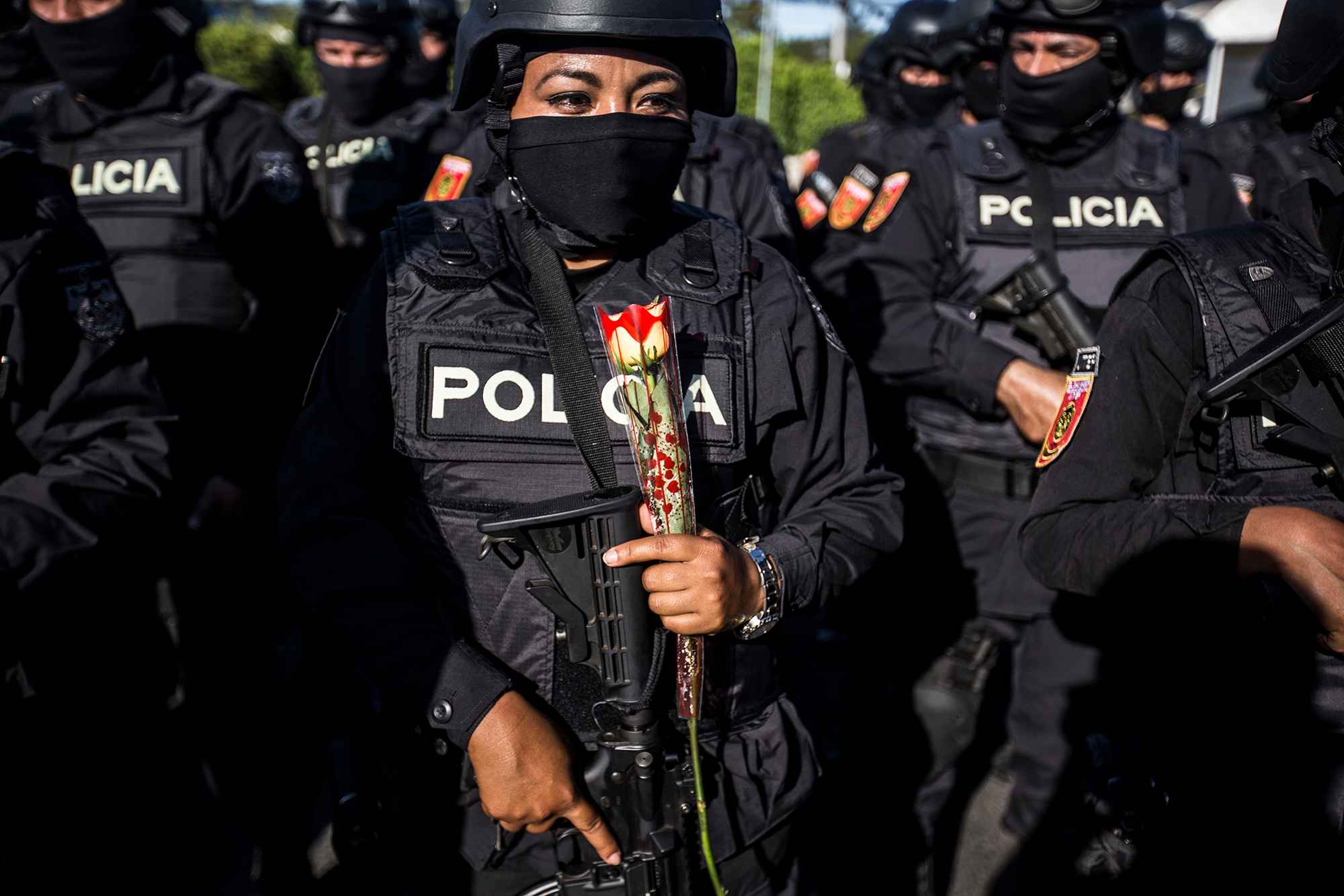 Una policía del UTEP (Unidad Táctica Especializada Policial) sostiene una flor que se les entrego a las 16 mujeres que conforman el batallón por el día del amor y la amistad. Foto: Fred Ramos