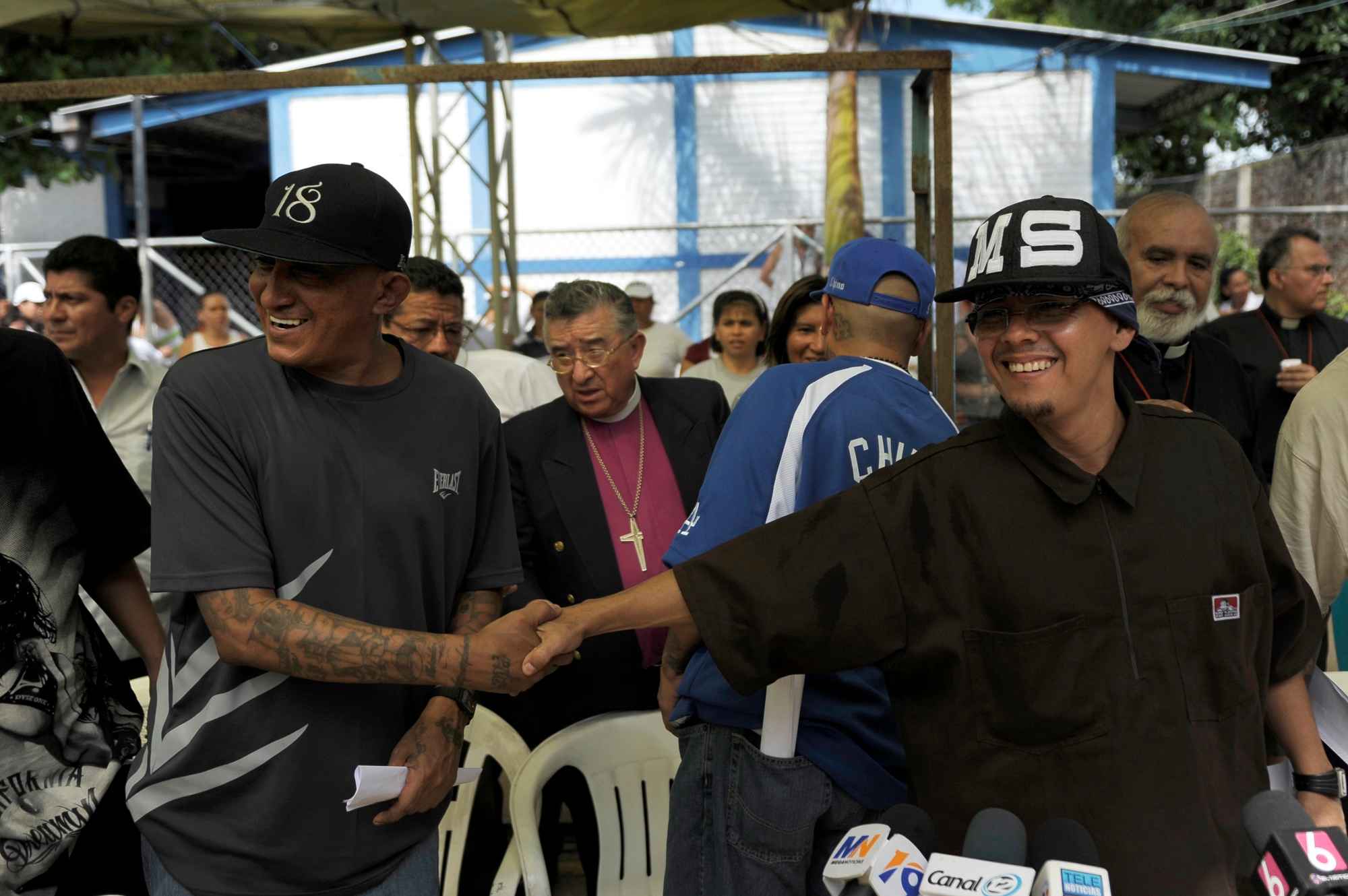 Carlos Mojica Lechuga (a) Viejo Lyn y Edson Zachary Eufemia, representantes de la 18 y de la MS-13 respectivamente, se dan la mano en septiembre de 2012, durante uno de los intercambios que hubo durante la Tregua. Foto José Cabezas (AFP).