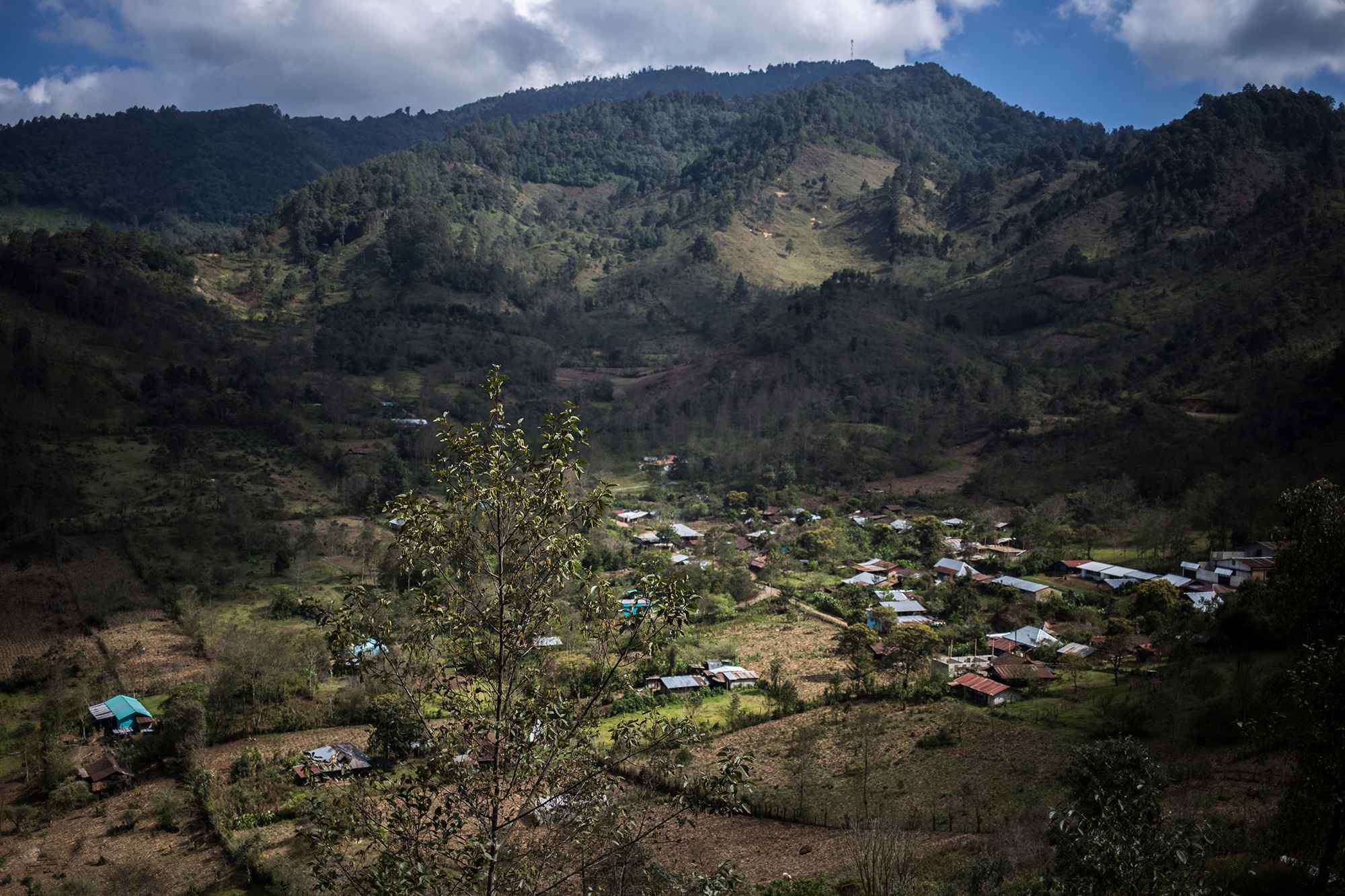 Vista general de la aldea Cocop, en el municipio de Nebaj. En este lugar murieron 77 personas el 16 de abril de 1981, en manos de militares. Fue una de las primeras masacres de la región ixil durante el conflicto armado guatemalteco. Foto de El Faro: Víctor Peña.
