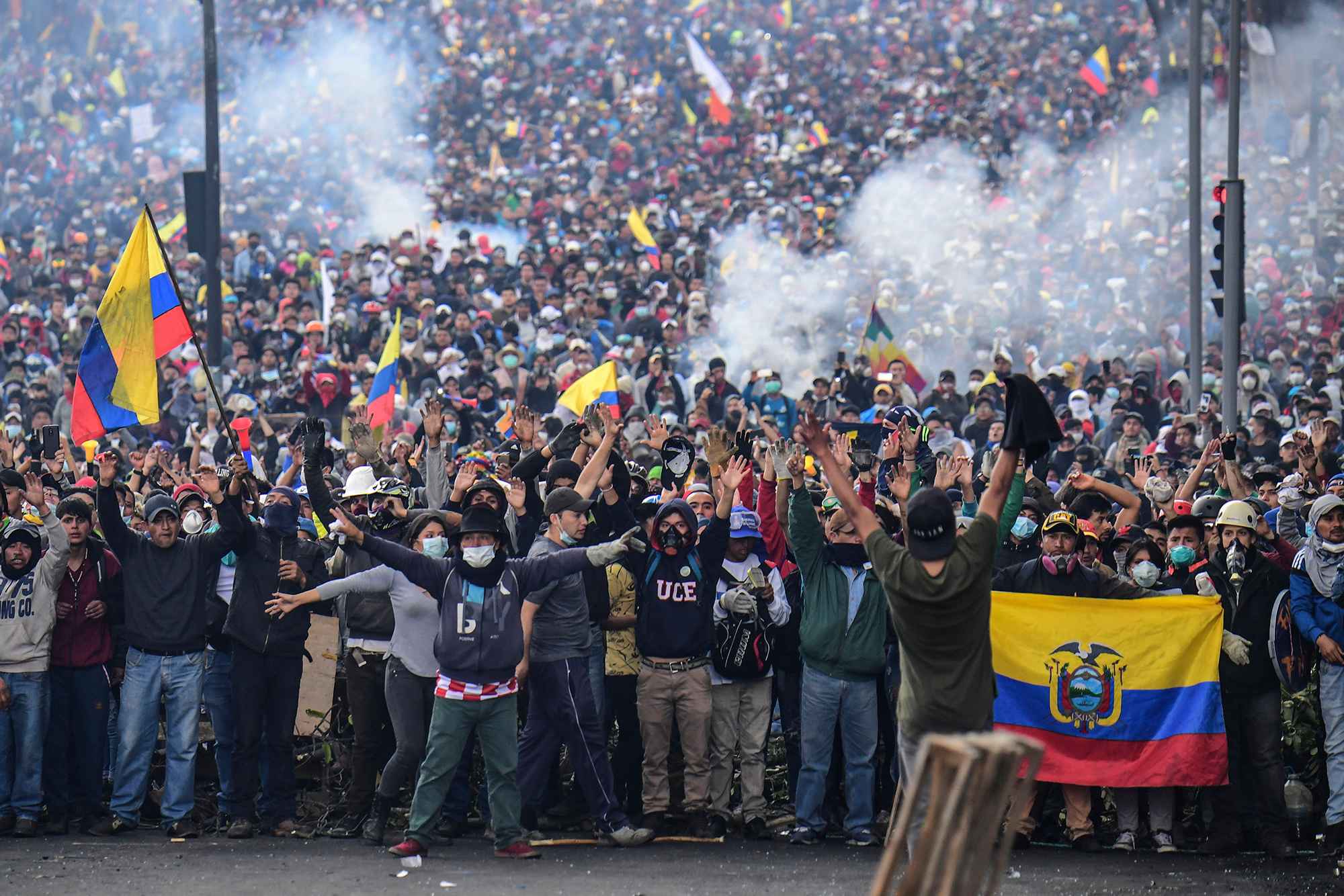 En Ecuador, desde inicios de octubre, miles de manifestantes entre campesinos, aborígenes, estudiantes y sindicalistas protagonizaron sendas protestas contra el presidente Lenin Moreno, luego de que su gobierno decretara un recorte a subsidios a los combustibles y un "paquetazo económico" que afectaría a las clases más bajas del país, según los manifestantes. En la imagen, manifestantes protestan el 11 de octubre en Quito, capital del país. Al menos 10 personas fallecieron y otras 1340 resultaron heridas en el contexto de las protestas, según la Defensoría del Pueblo de Ecuador. Foto por Martin Bernetti / AFP.