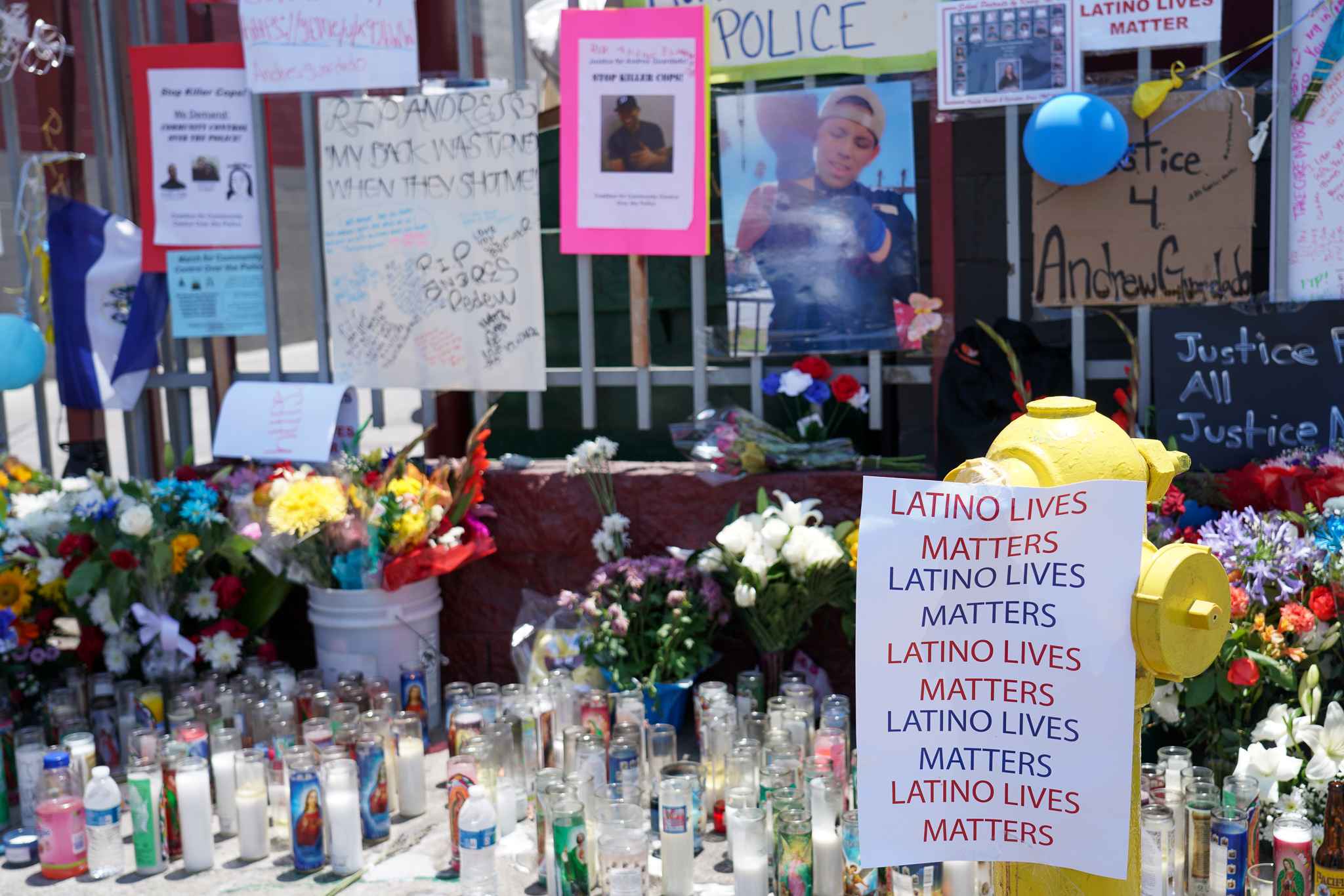 9376 Andres Guardado's portrait's is the center of the shrine outside the body shop where he worked. Photo: Francisco Lozano