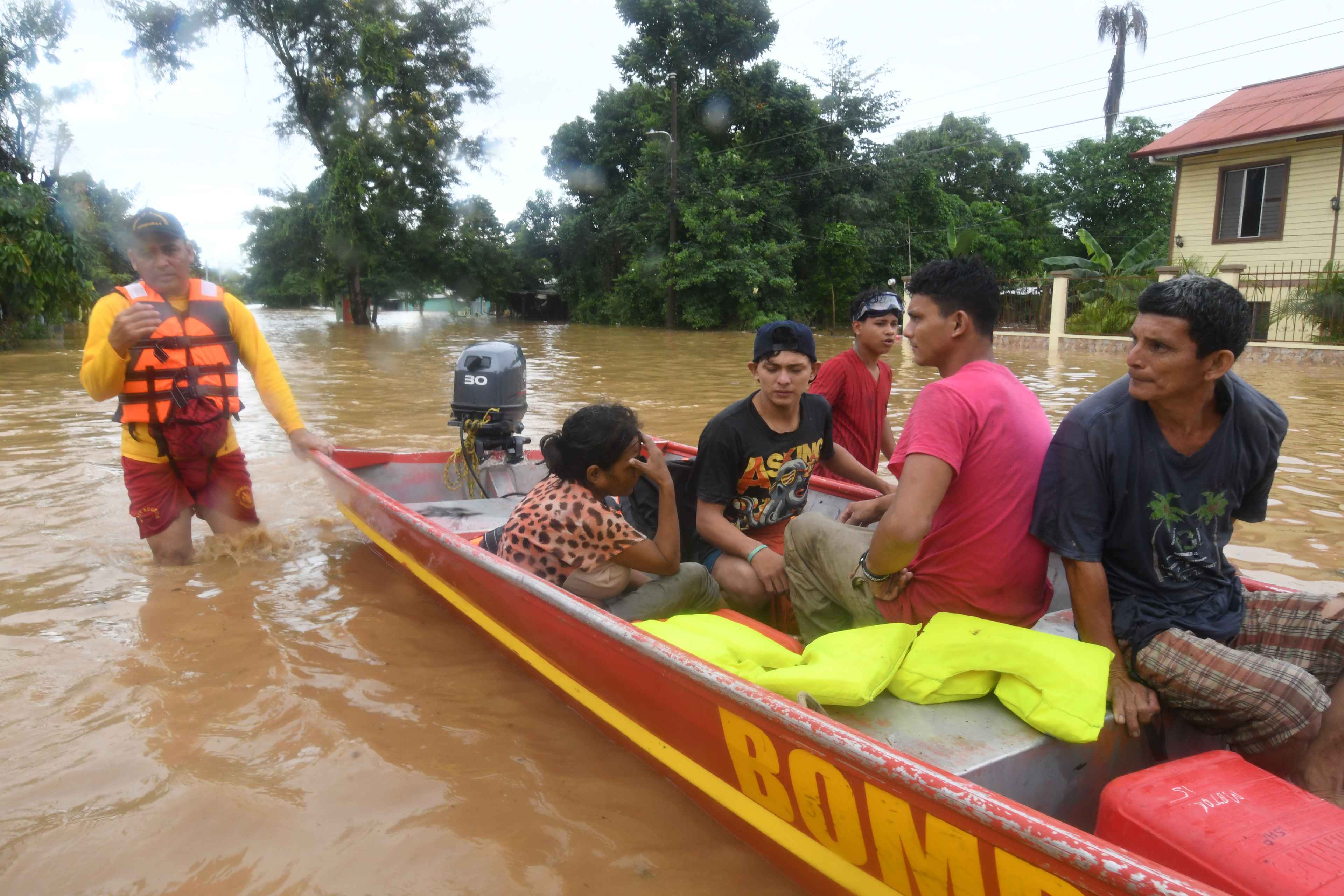 Firemen rescue local residents after the overflowing of the Ulua River in the municipality of El Progreso, department of Yoro, Honduras on November 5, 2020. due to the heavy rains caused by Hurricane Eta, now degraded to a tropical storm. - Eta devastated coastal areas of northern Nicaragua before weakening to a tropical depression by Wednesday as it pushed north through Honduras, Guatemala and Costa Rica. (Photo by Orlando SIERRA / AFP)