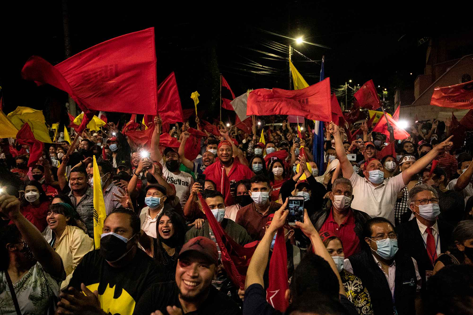 Hundreds gathered at Libre headquarters on Sunday, Nov. 28, 2021 to celebrate the party's apparent electoral victory in alliance with party Salvador de Honduras. Photo: Carlos Barrera/El Faro