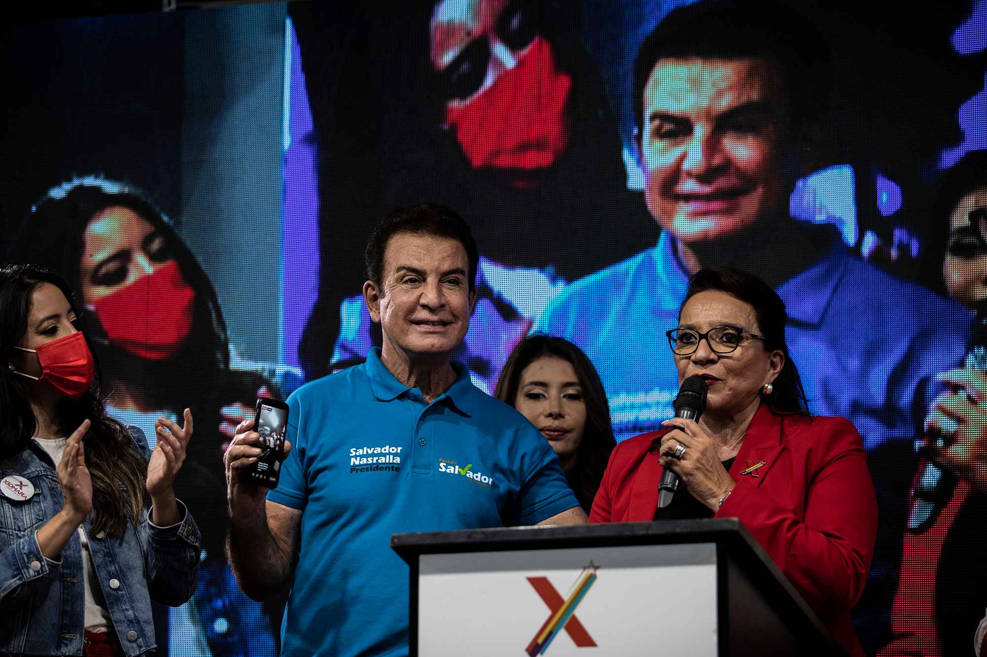 Vice President-elect Salvador Nasralla (center left), founder of the party Salvador de Honduras ("Savior of Honduras"), and President-elect Xiomara Castro (center right), of the party Libre, declared victory at 9 p.m. on Sunday, Nov. 28, 2021, while the vote count was still underway. The duo boasted a 20-point lead over the National Party, its closest competitor. Photo: Carlos Barrera/El Faro