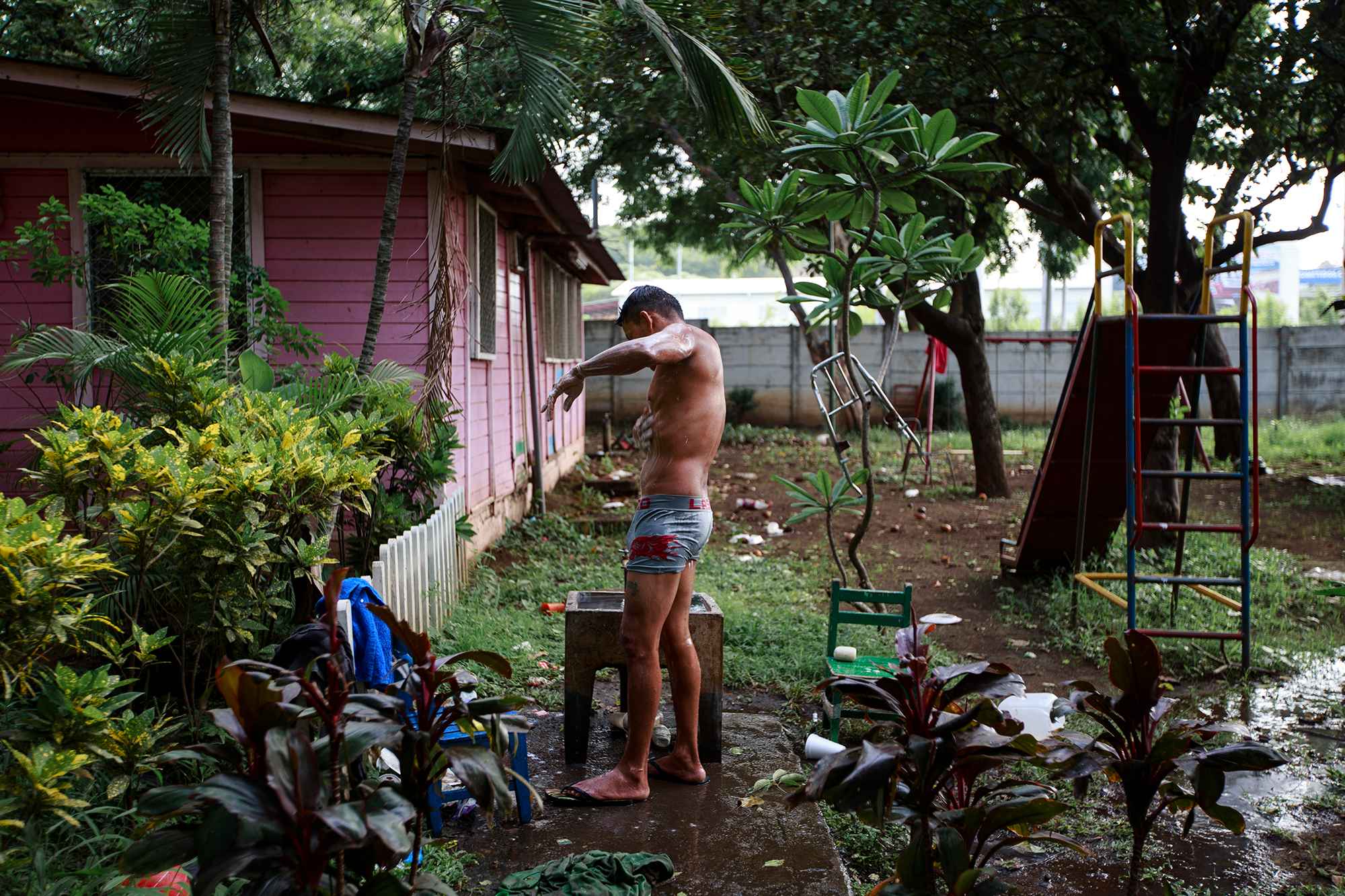 A student bathes in one of the UNAN yards. June 29, 2018.