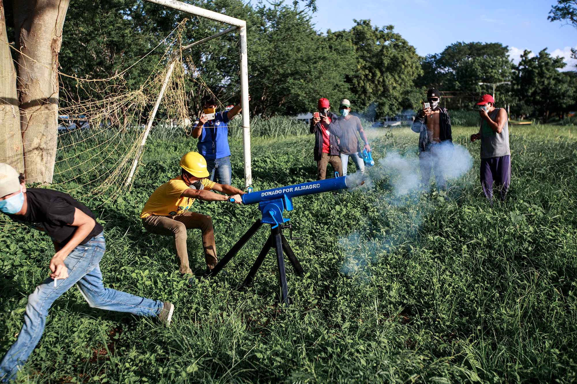 UNAN students test out "La Querida" ("dear" or "beloved"), a mortar donated by Nicaraguans off campus who identified themselves as "small business owners." June 25, 2018.