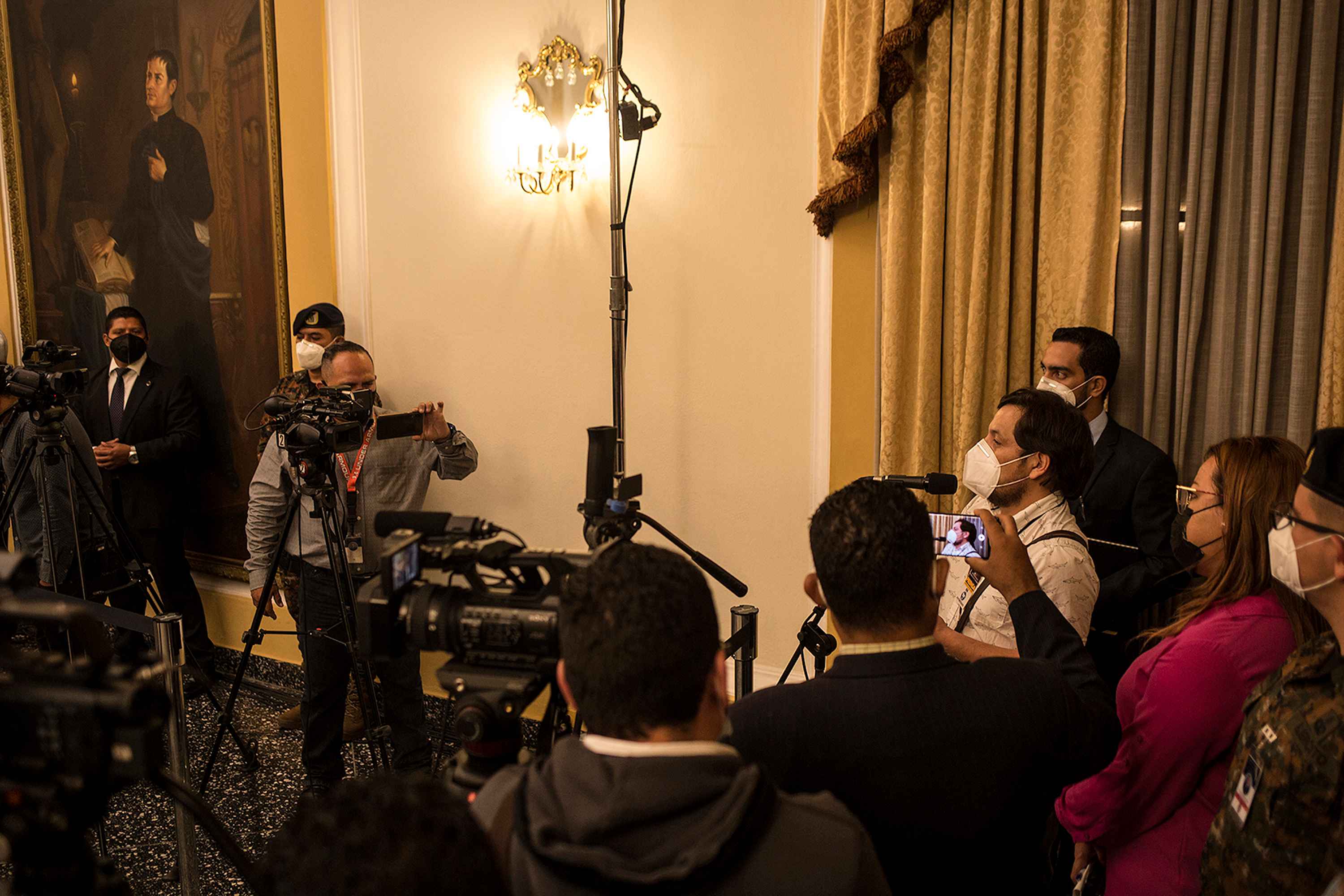 Three employees from Casa Presidencial record El Faro journalist Gabriel Labrador as he exchanges words with Nayib Bukele during a press conference on Sep. 24, 2020. Photo: Víctor Peña/El Faro