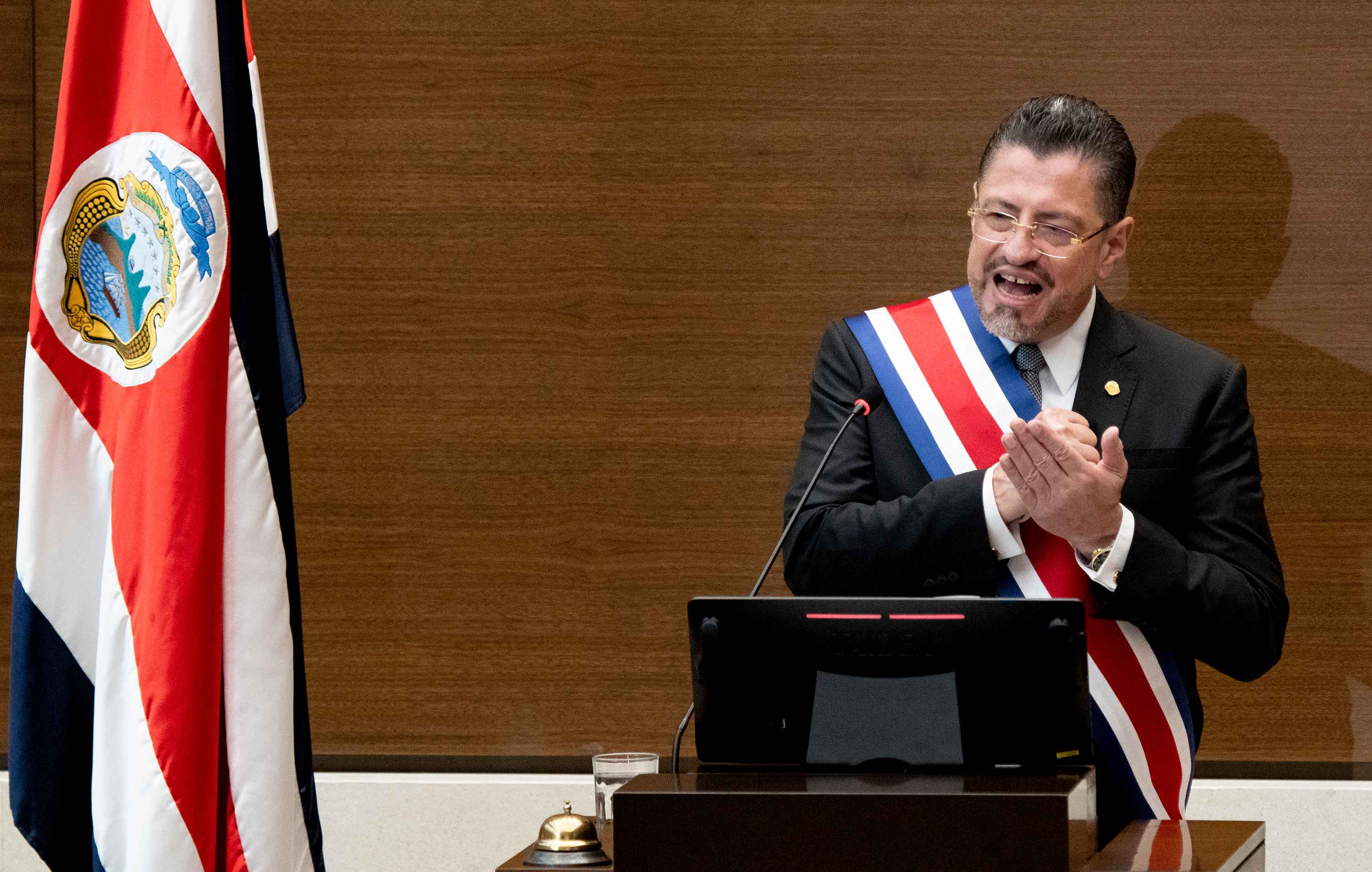 El nuevo presidente de Costa Rica, Rodrigo Chaves, pronuncia un discurso durante su ceremonia de toma de posesión en San José, el 8 de mayo de 2022. - El economista y exministro de finanzas Rodrigo Chaves asumió el domingo como presidente de Costa Rica por un mandato de cuatro años centrado en revitalizar una de Las economías más estables de América Latina. Foto de El Faro: AFP/Ezequiel Becerra