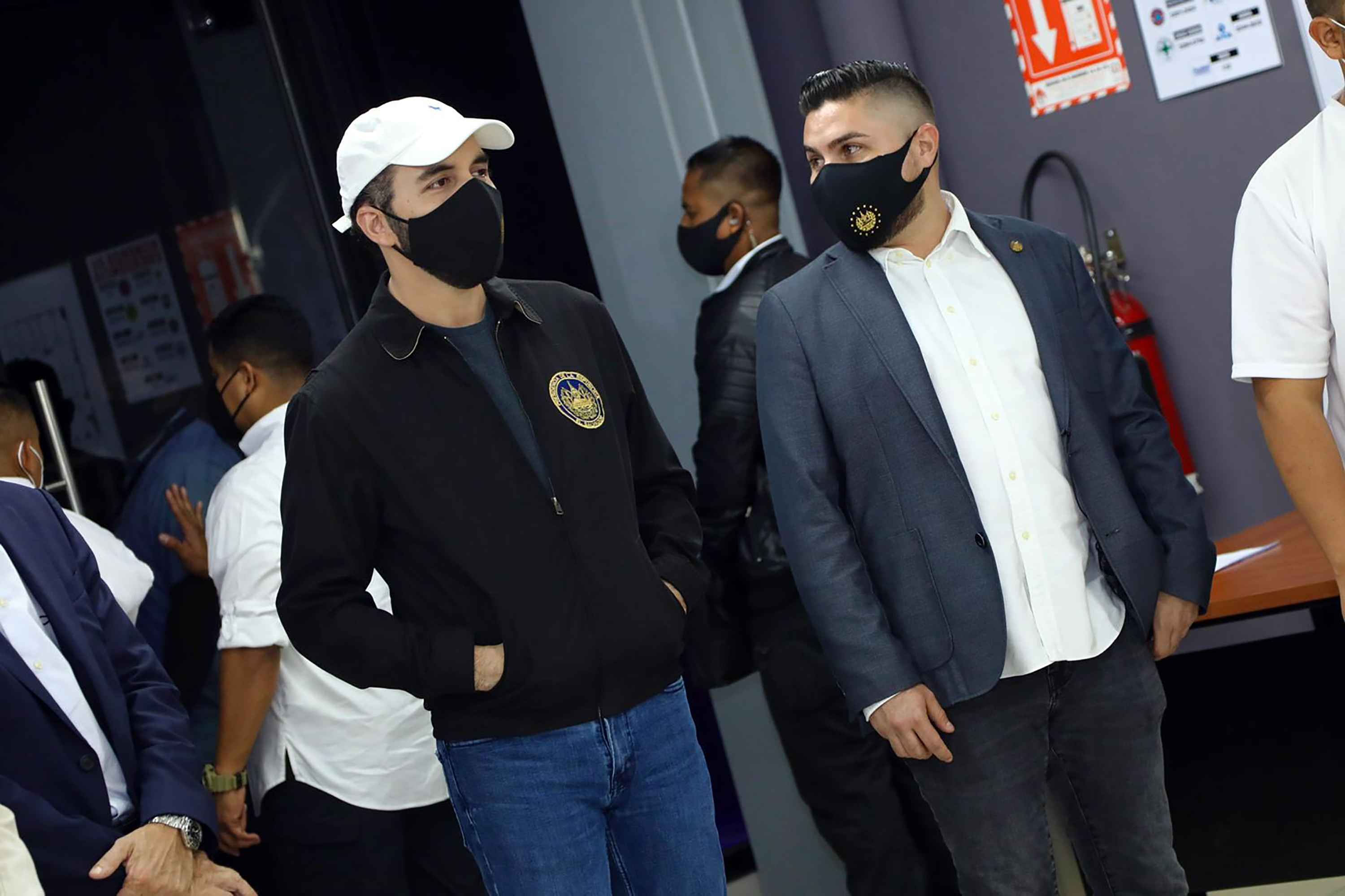 El presidente Nayib Bukele junto al director de la Dirección de Reconstrucción del Tejido Social, Carlos Marroquín, durante la inauguración de un CUBO en Santa Ana. Foto: Cuenta de Twitter Carlos Marroquín.