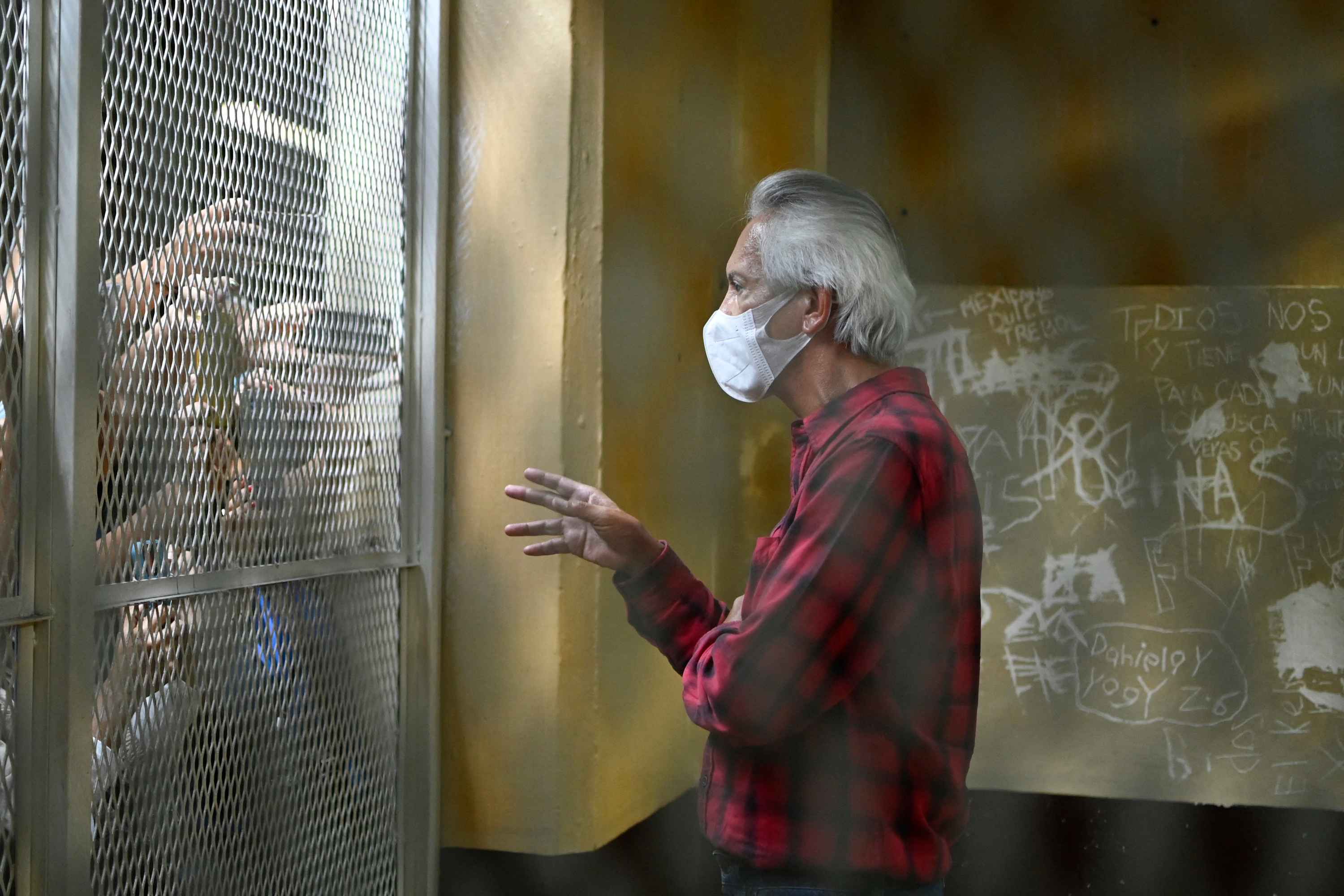 José Rubén Zamora habla con periodistas después de una audiencia en el Palacio de Justicia de la Ciudad de Guatemala. 30 de noviembre de 2022. Foto de El Faro: Johan Ordóñez/ AFP.