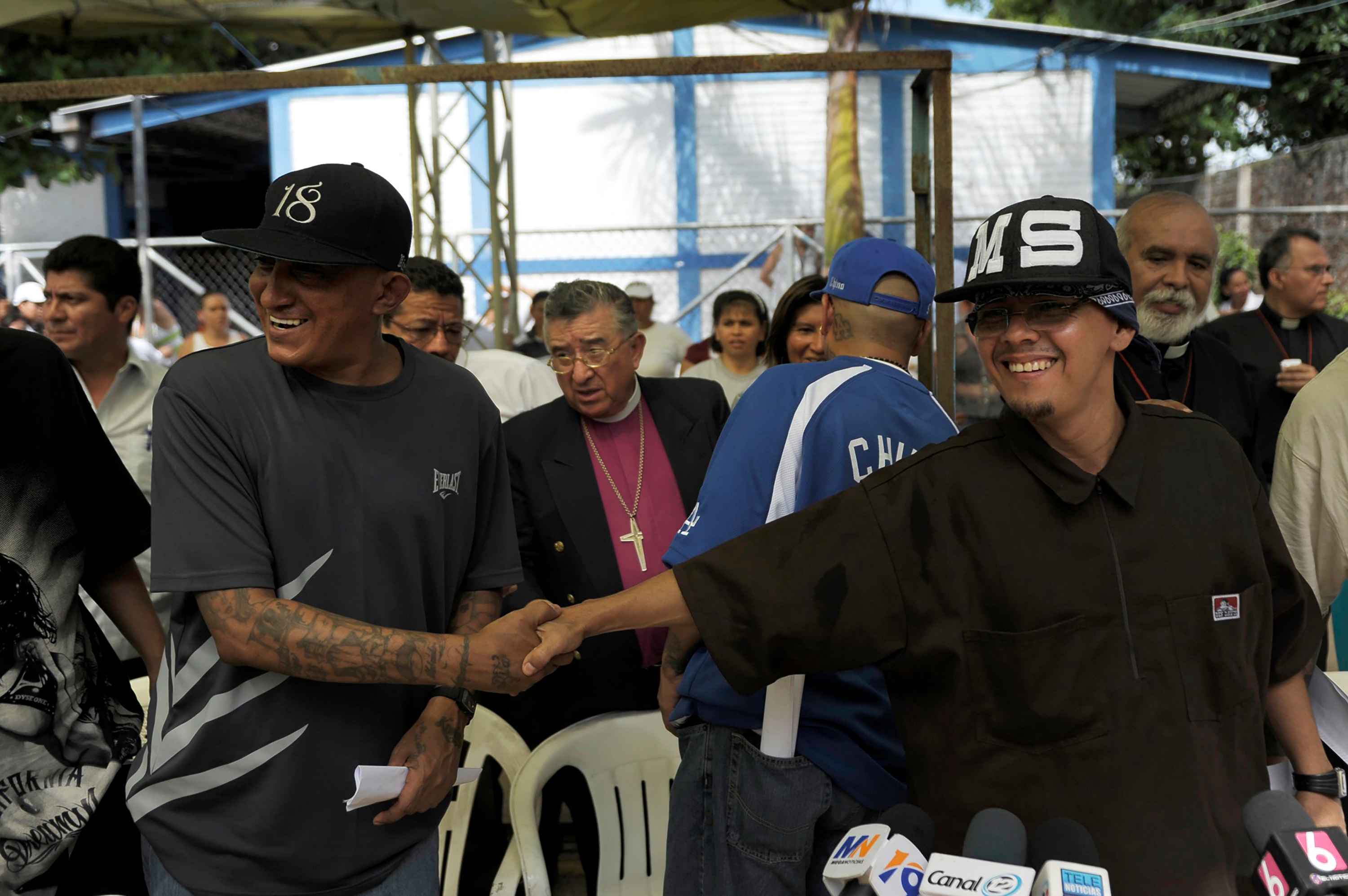 Carlos Mojica Lechuga, “Viejo Lyn”, and Edson Zachary Eufemia, representatives of 18th Street and MS-13, respectively, shake hands in September 2012 in an event during the Truce. Photo: José Cabezas/AFP