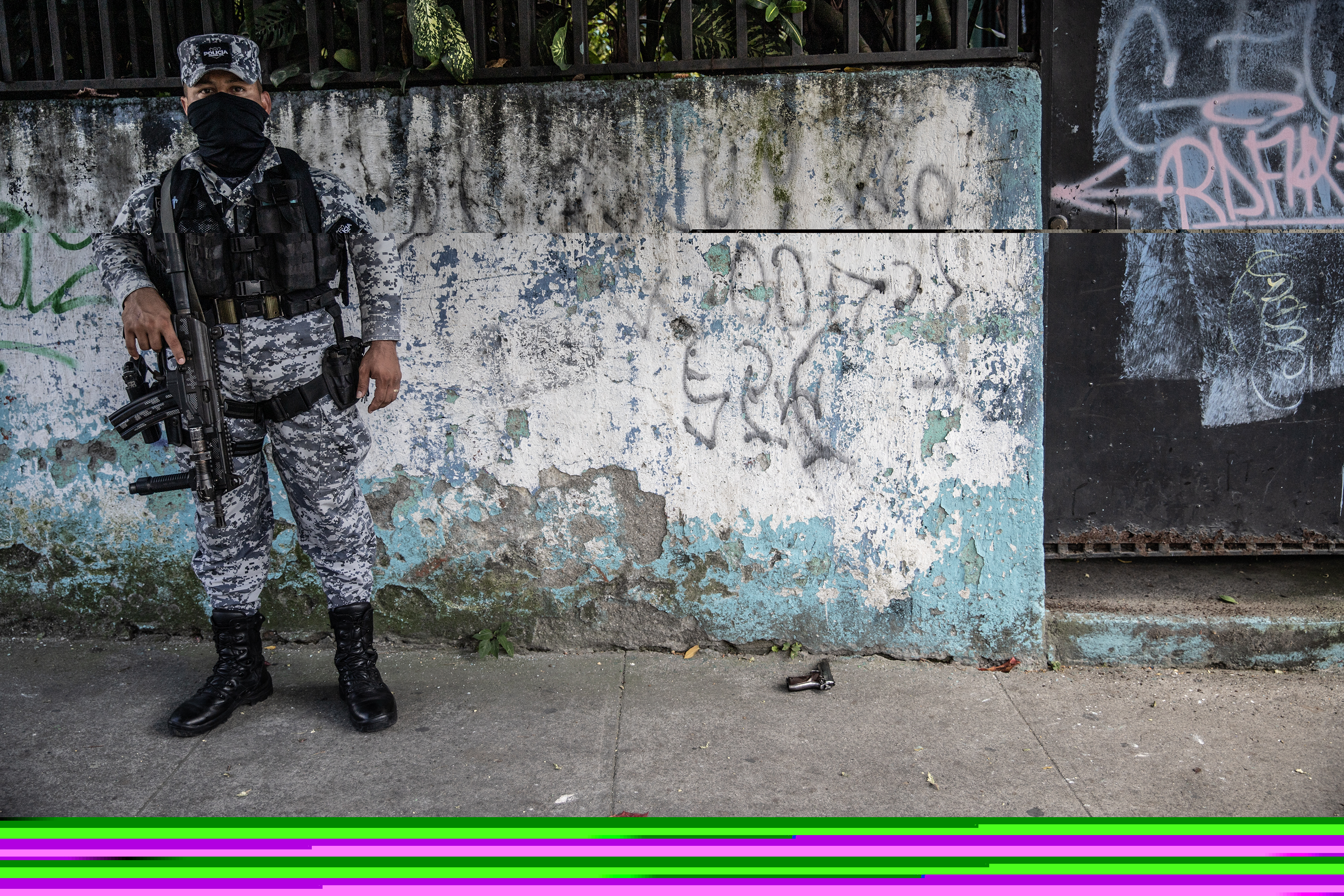A police officer from the Tactical Operations Section stands guard at the scene where a suspect was captured for a homicide in La Coruña, Soyapango in November 2021. Photo: Carlos Barrera/El Faro