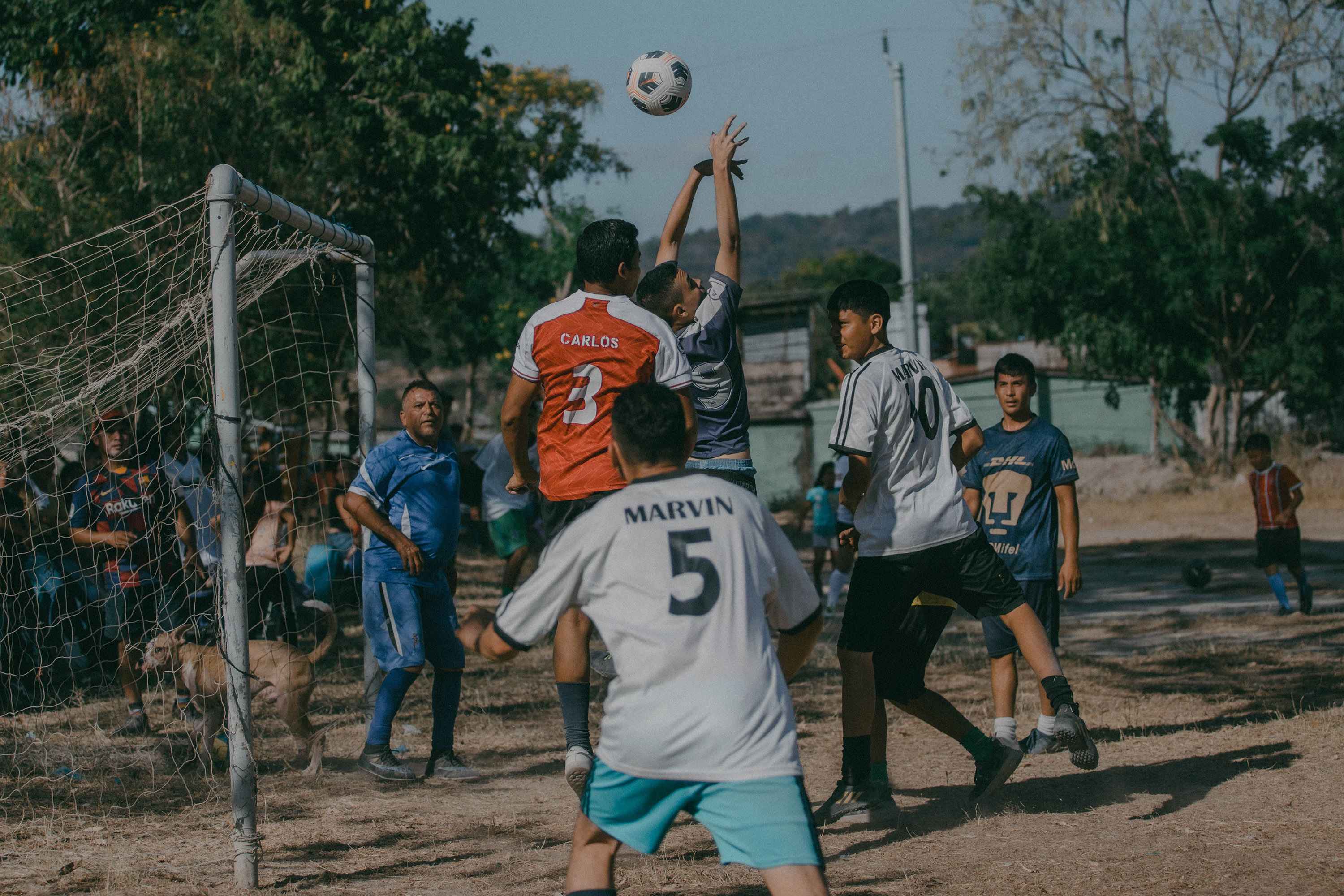 Vecinos de Las Cañas juegan un encuentro amistoso en una jornada de fútbol que los organizadores bautizaron como "charamuscón". Foto de El Faro: Carlos Barrera