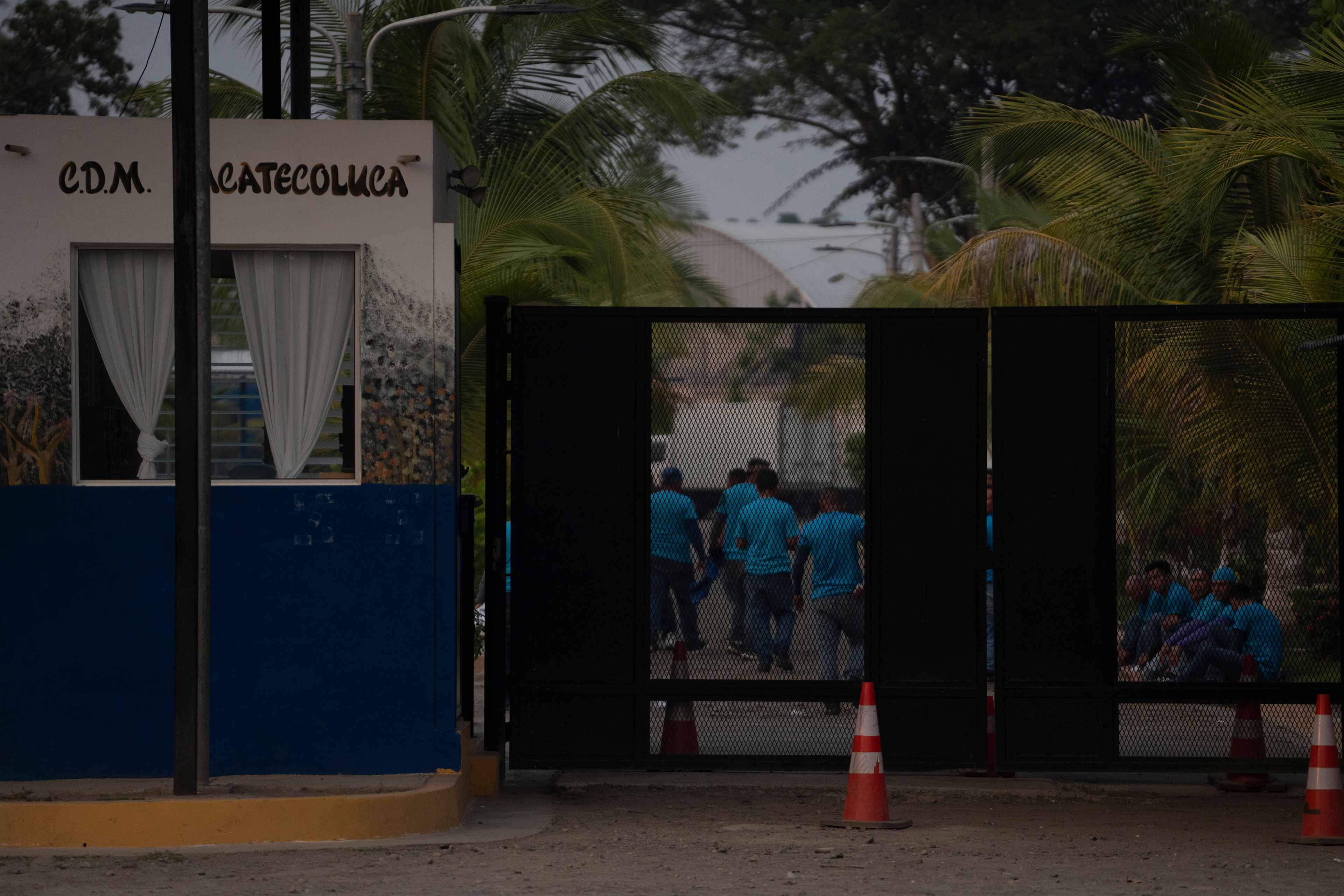 Después de bajar del camión que los transportó desde la playa Las Hojas, los reos de fase de confianza fueron registrados por el personal de seguridad del Centro de Detención Menor, el jueves 13 de abril de 2023. Foto de El Faro: Víctor Peña. 