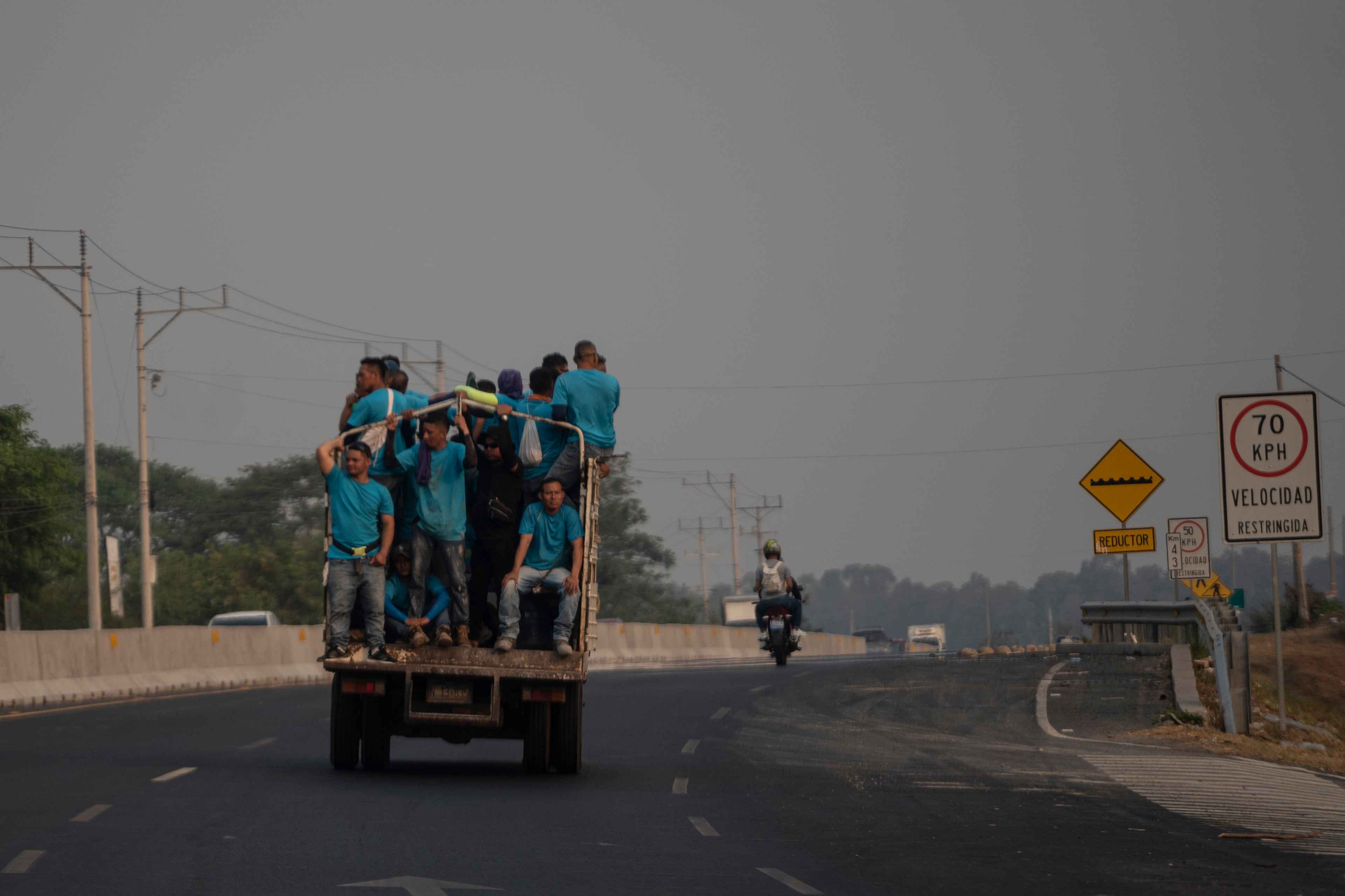 Durante el trayecto de la carretera Litoral, el camión con reos se detuvo en una gasolinera cercana al Centro de Detención Menor de Zacatecoluca, el jueves 13 de abril de 2023. Foto de El Faro: Víctor Peña. 