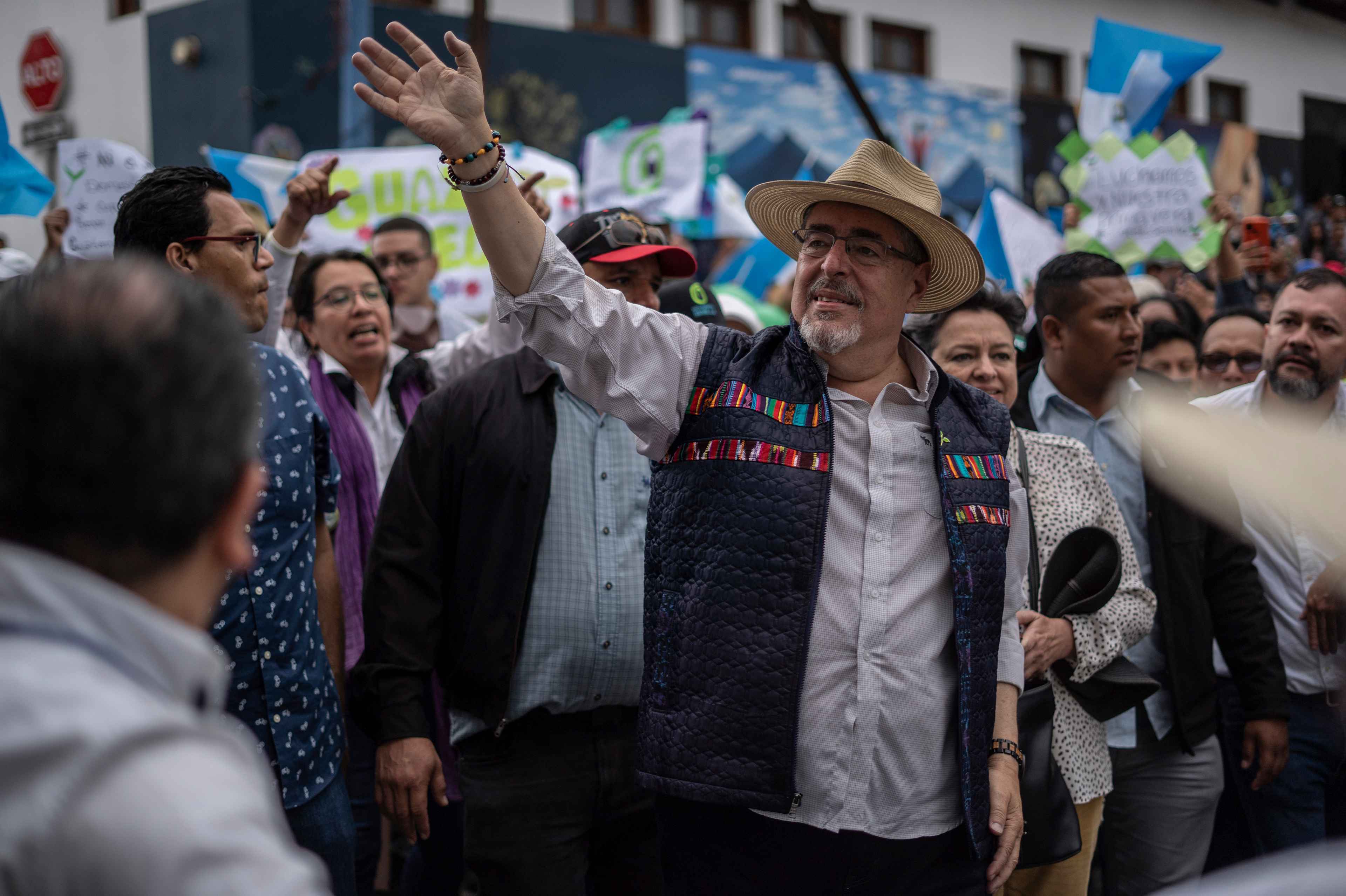 El candidato del Movimiento Semilla, Bernardo Arévalo,  realiza su campaña para la segunda vuelta de las elecciones presidenciales, pese a la amenaza del Ministerio Público, que intenta boicotear los resultados del 25 de junio. En la imagen, Arévalo durante su llegada al municipio de Sumpango, departamento de Sacatepéquez, el domingo 16 de julio.  Foto de El Faro: Víctor Peña. 