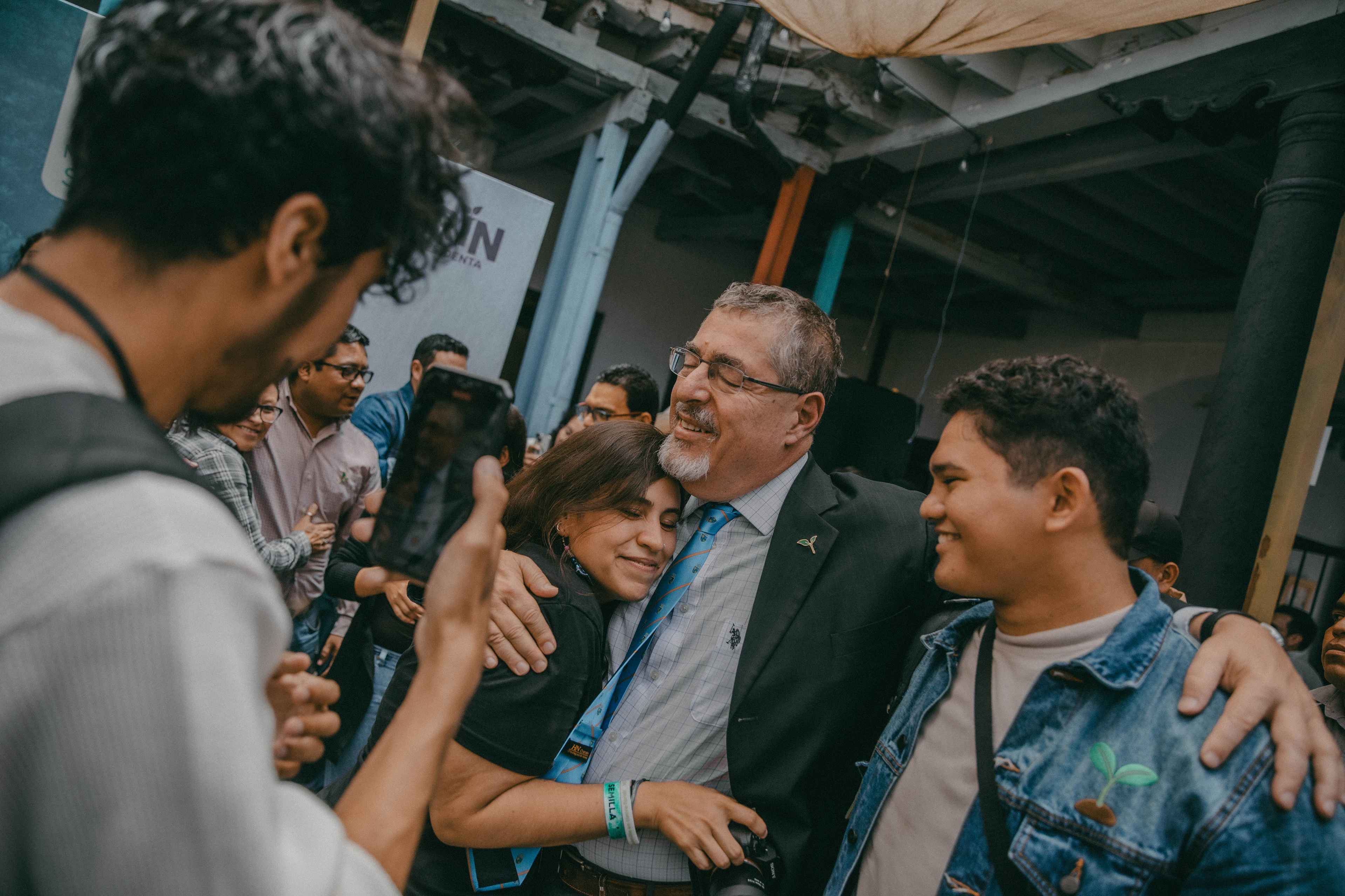 Buena parte del equipo de campaña de Bernardo Arévalo está formado por jóvenes profesionales, algunos de ellos recién graduados. En contraste con la pensión política que ha rodeado la campaña guatemalteca, entre actividad y actividad era habitual ver al candidato conversar con ellos y bromear. Algunos de ellos se incorporaron como voluntarios para trabajar en la primera vuelta de las elecciones presidenciales del 2023, antes de que el comando de campaña se ampliase para la segunda vuelta.