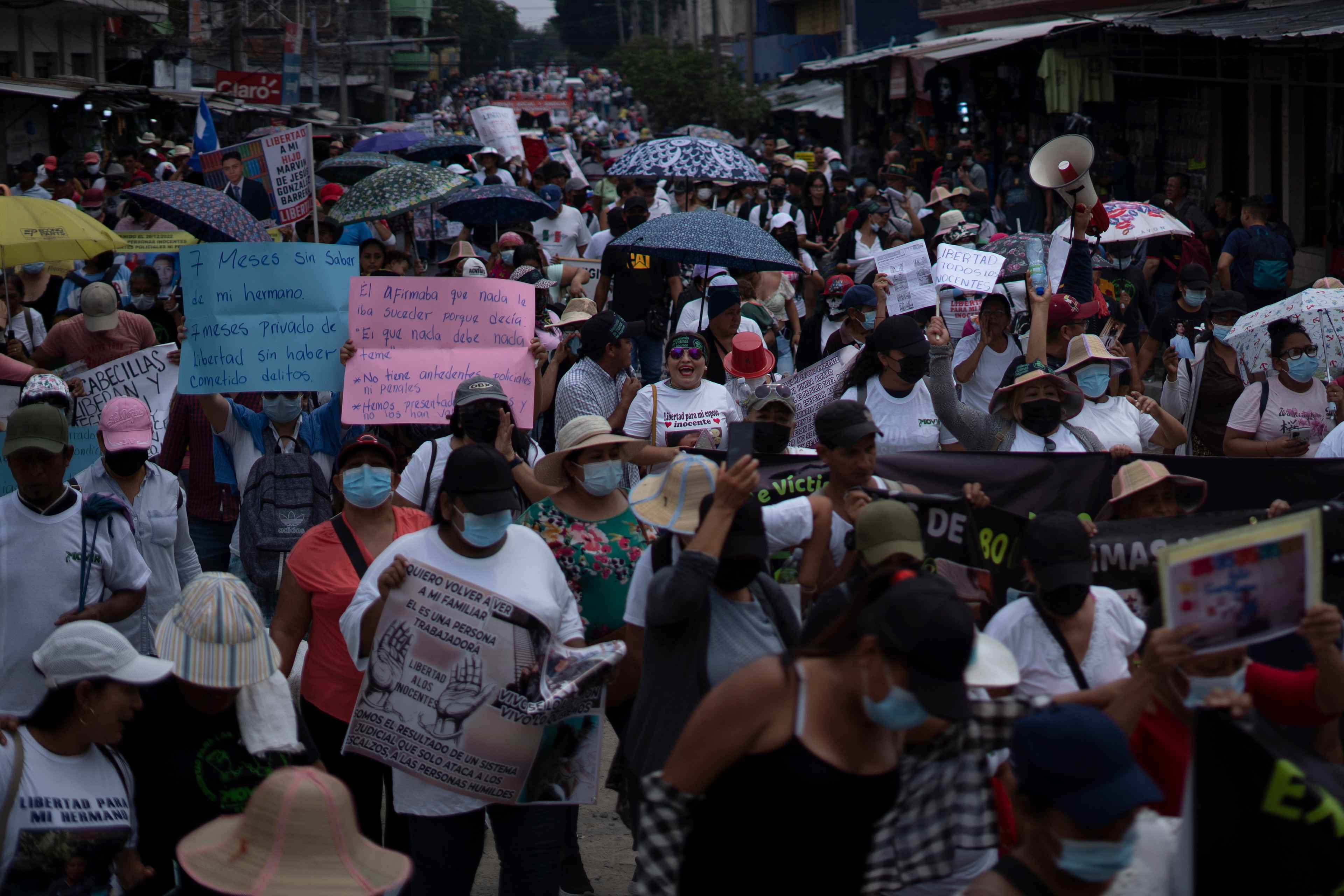 Miembros de la sociedad civil participan de la marcha del 1 de Mayo de 2023, realizada en las calles de San Salvador, y que tuvo como consigna principal el rechazo a la reelección presidencial por parte de Nayib Bukele. Foto de El Faro: Víctor Peña. 