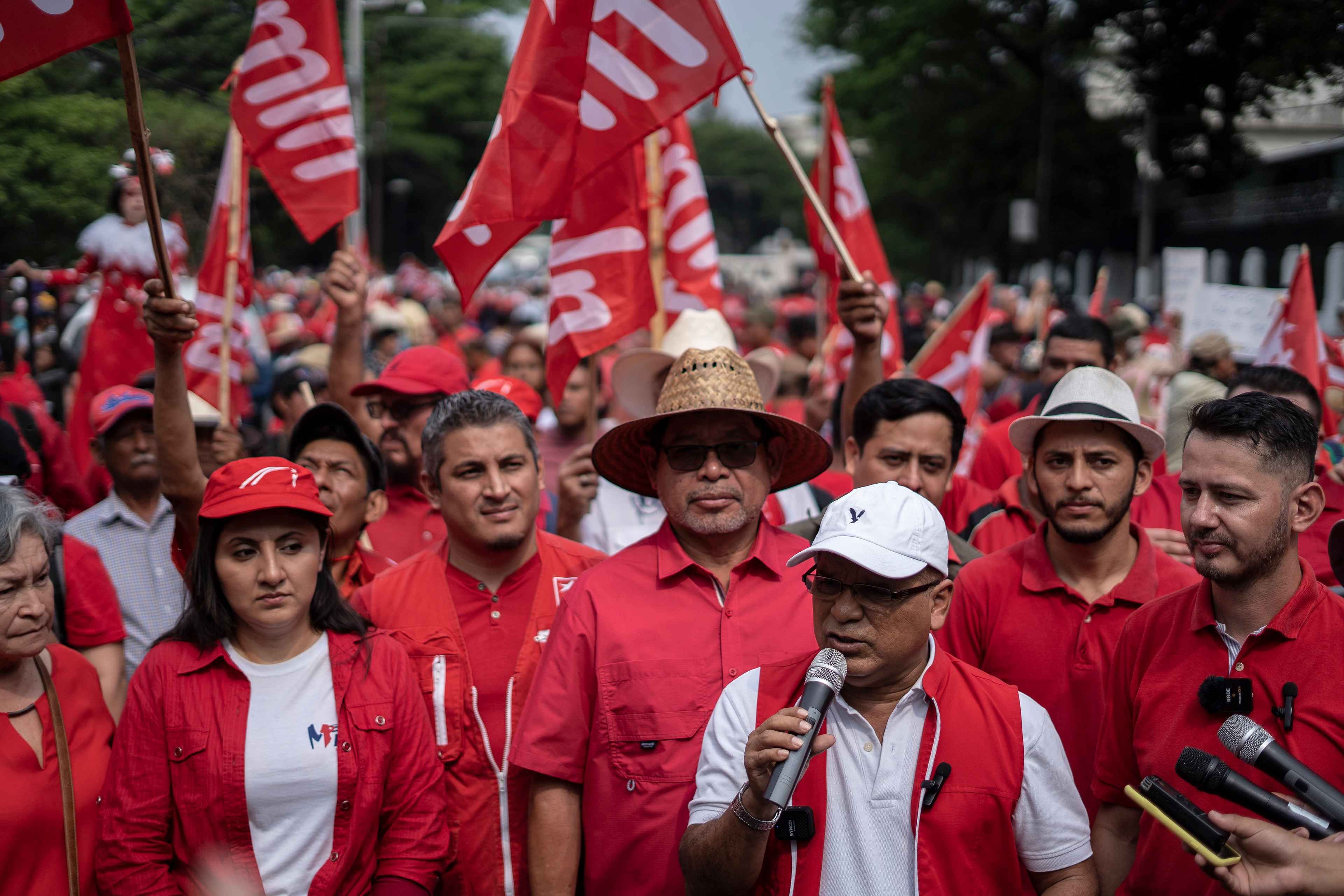 Óscar Ortiz, secretario general del  partido FMLN, ofrece declaraciones a la prensa, durante la marcha del 1 de Mayo de 2023, realizada en las calles de San Salvador. Foto de El Faro: Víctor Peña. 