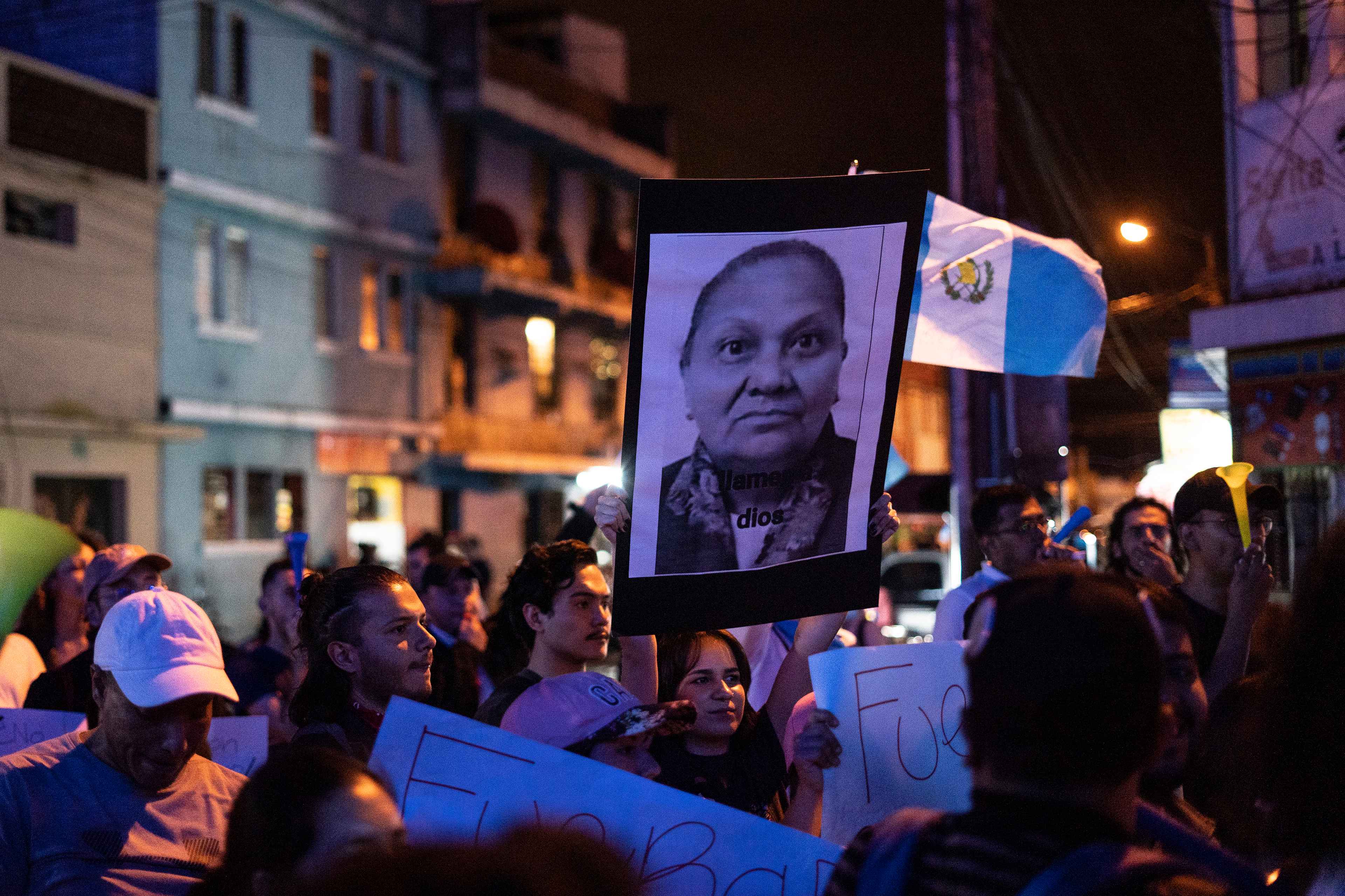 Protestors in front of the Public Prosecutor's Office denounce judicial interference with the electoral process in July 2023. Photo Víctor Peña
