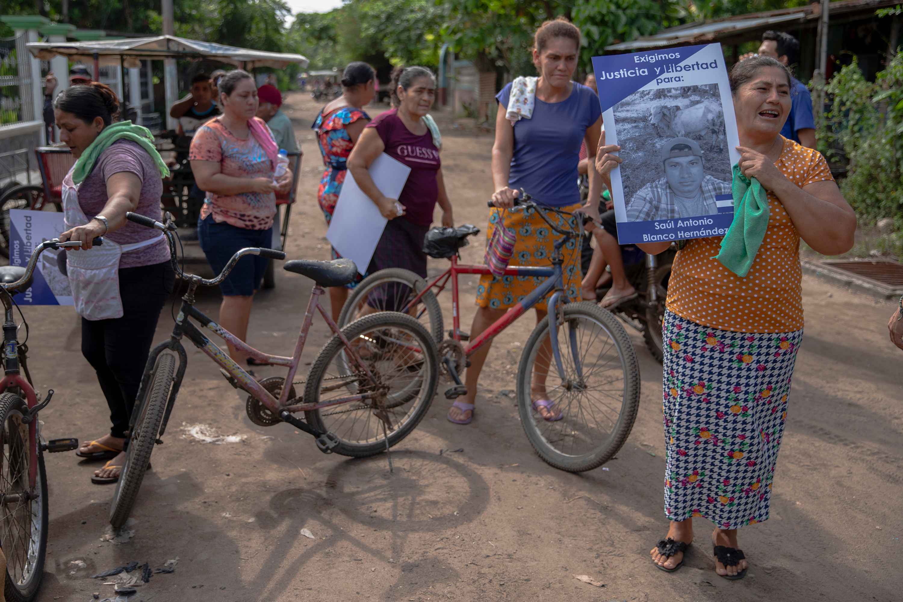 In 2022, the mothers and wives of the 22 detainees from the community of El Jobal organized to demonstrate their opposition to arbitrary detentions. They hope to attend the protests against the state of exception that have been taking place in San Salvador. Photo Carlos Barrera