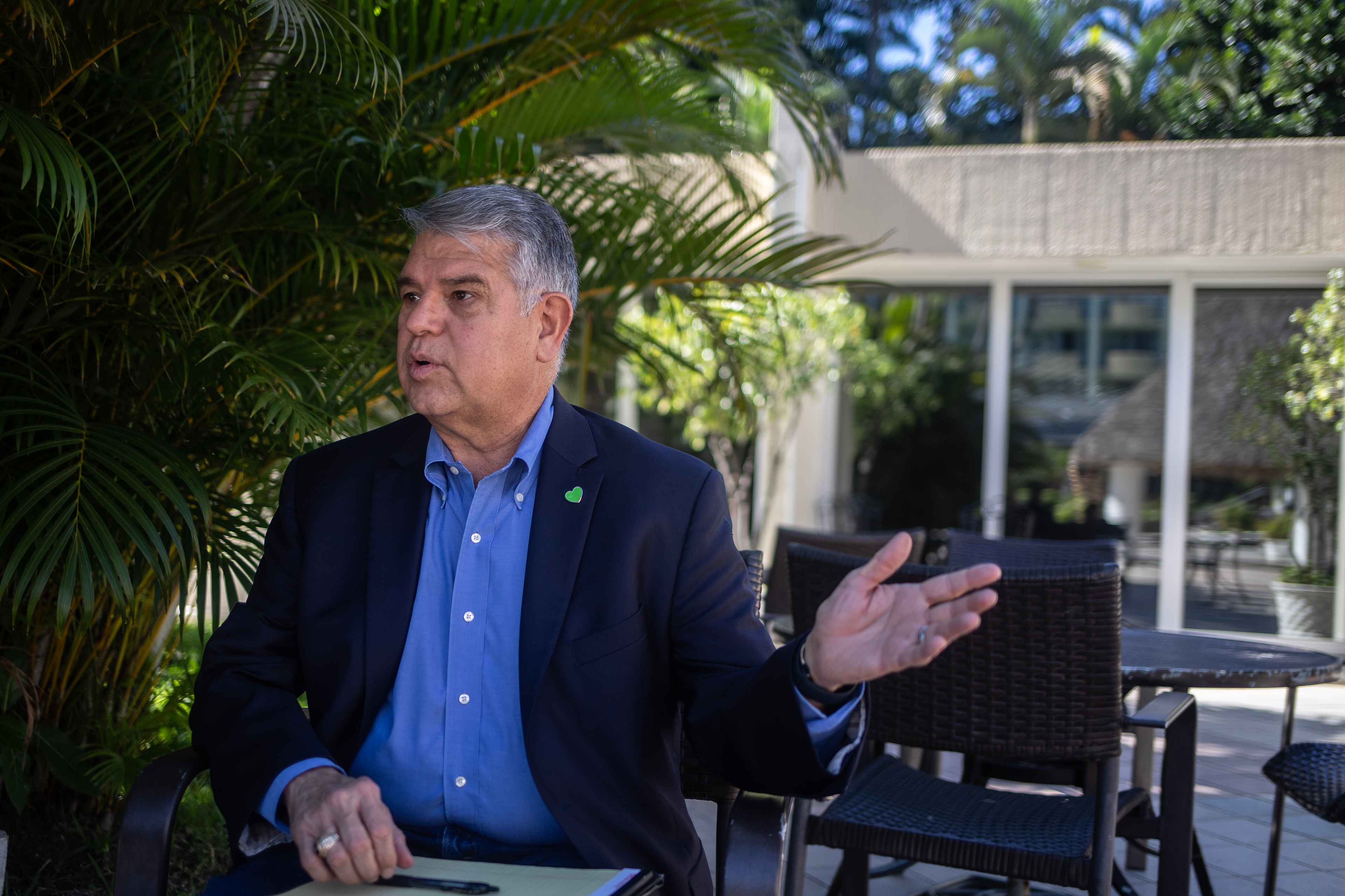 Luis Parada busca alcanzar el voto de aquellas personas que se sienten desencantadas por el gobierno del presidente Bukele, ''Muchas personas no han identificado qué opción hay’', dijo al referirse a los candidatos que competirán contra Nayib Bukele. Foto de El Faro: Carlos Barrera