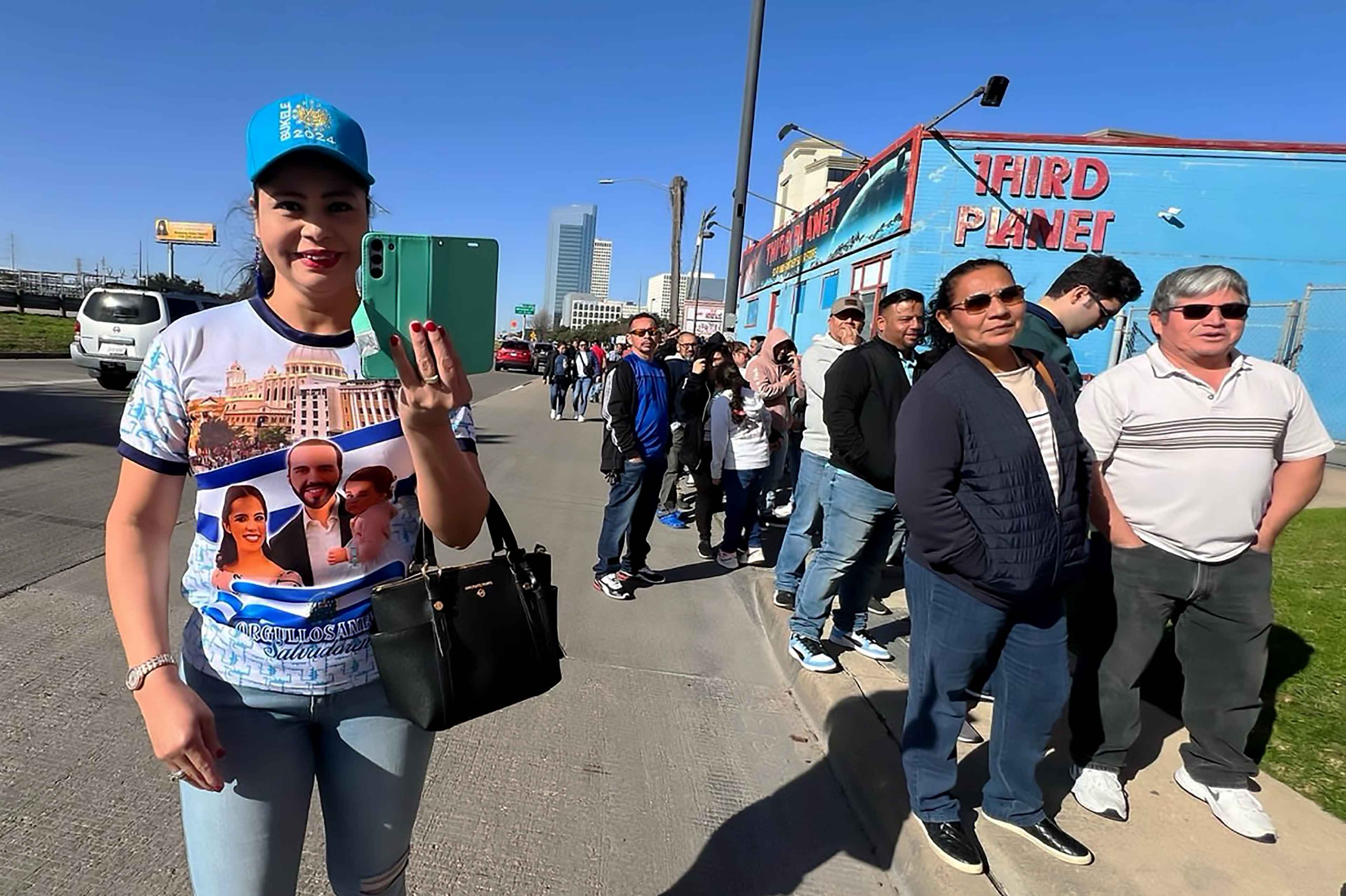 Salvadoreños guardan fila sobre el Southwest Fwy para ingresar al centro de votación en el hotel Crowne Plaza de Houston, el domingo 4 de febrero de 2024. El partido Nuevas Ideas ofreció comida y transporte para miles de votantes en Texas. Foto de El Faro: Élmer Romero.