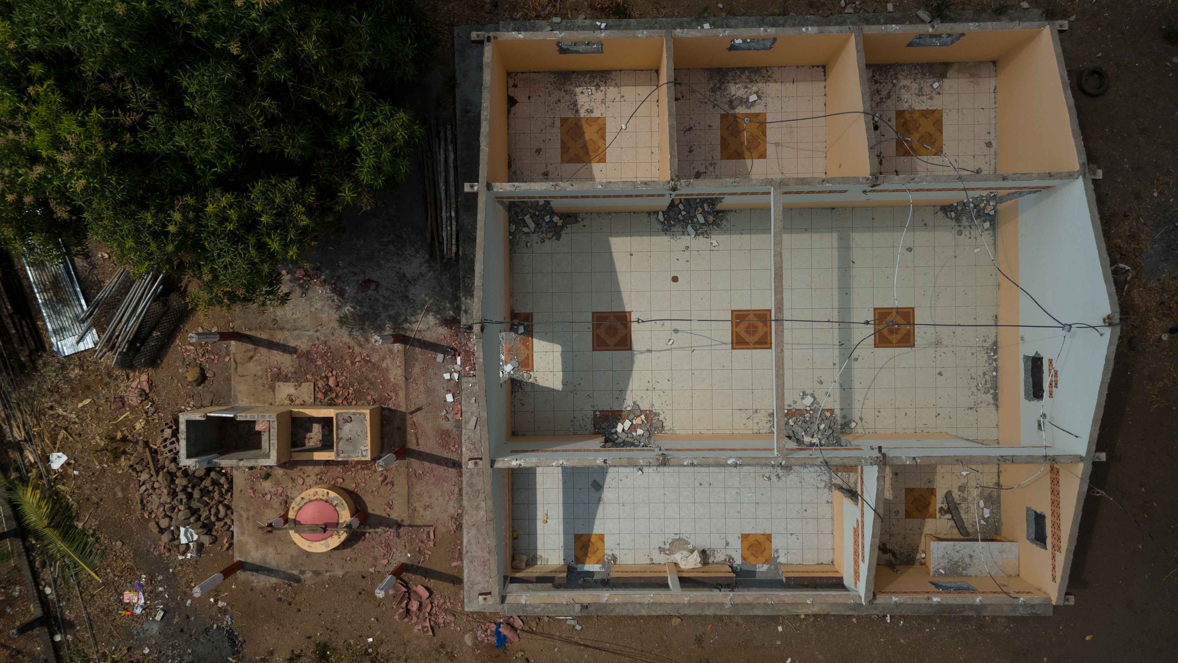 The construction of the Pacific Airport was one of Nayib Bukele’s key promises during the 2019 presidential elections. Since April 2022, despite the lack of any progress in the construction, inhabitants of the communities of Condadillo, Flor de Mangle, El Embarcadero, and Loma Larga, in the department of La Unión, have been forced to sell their land. During the last two years, the Indigenous Movement for the Integration of the Struggle of El Salvador’s Ancestral Peoples has denounced incursions by state employees and private companies into land parcels they have not yet purchased. In recent weeks, residents of El Icacal Beach have denounced threats of eviction and the hewing of more than 100 trees in the surrounding mangrove forest, affecting some 75 families in the area. The image above shows a house in the Condadillo community whose residents were evicted after the family of Carlos Reyes was forced to sell their land for the construction of the airport. Authorities prohibited the family from continuing to remove the roof and materials from the house. Photo by Víctor Peña.