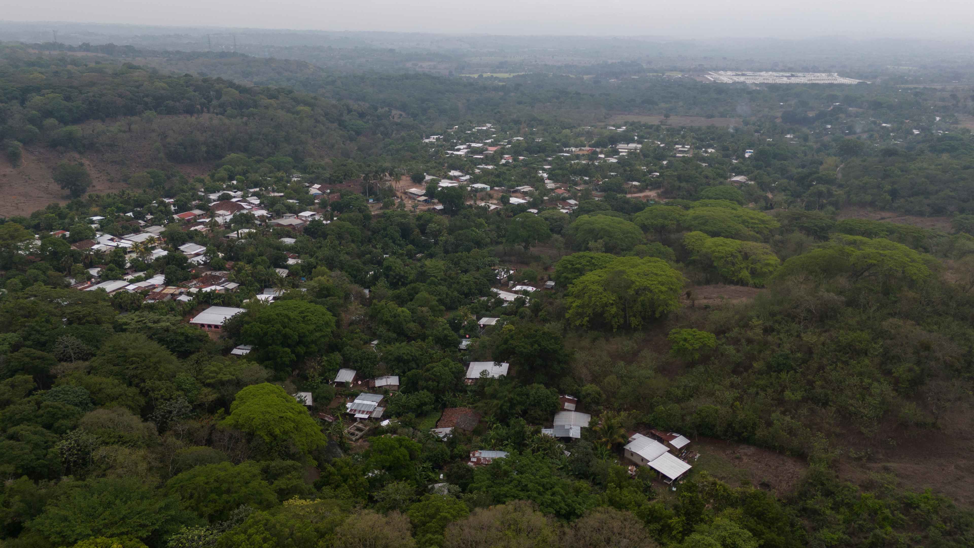 In January 2022, residents of Hacienda La Labor, in Ahuachapán, protested against Fénix, a real estate company that was beginning construction on a 1,764-unit housing project called Eco Terra Hacienda. The company drilled a well to supply water for the project, despite not having the necessary environmental permits. Drilling threatened the community’s access to water, affecting more than 500 families. Residents tried to stop the construction of the well, but three leaders were arrested for trespassing. They were the first people to be jailed by the Bukele administration for defending their water. Two years later, construction has advanced and no one is protesting the well. Although the community members were acquitted, Fénix continues to pursue litigation. Photo by Víctor Peña.