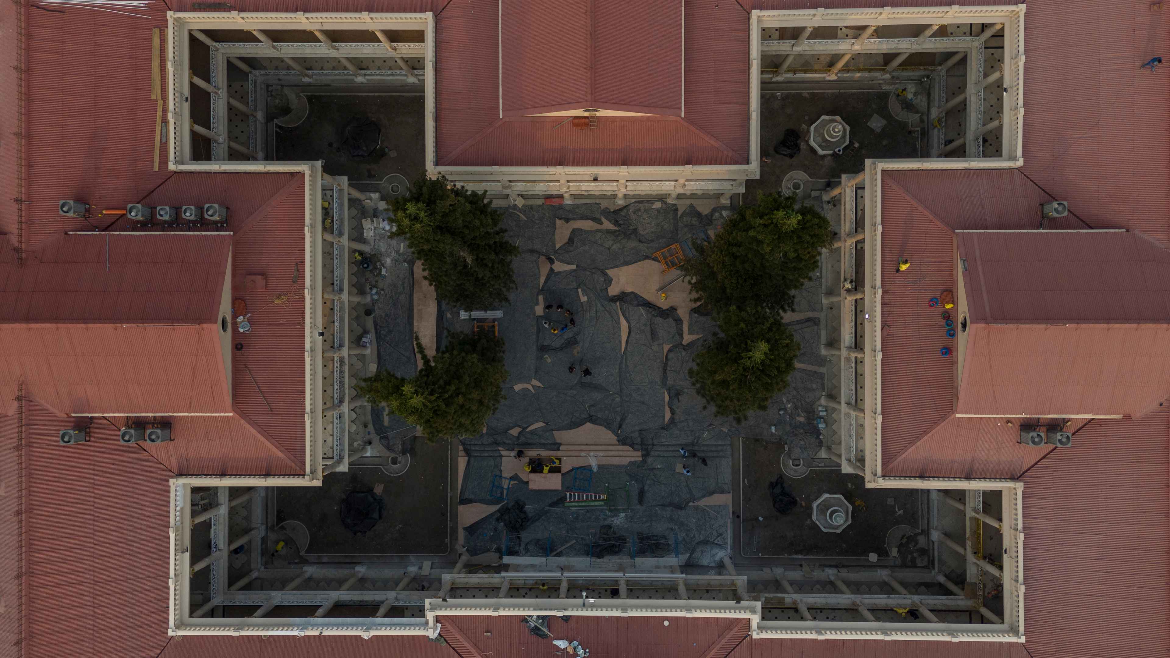 On May 4, 2024, various social media accounts denounced the destruction of the National Palace’s historic tile floor and its disposal in Las Cañas River. The destruction of the tiles, which are more than 113 years old, was done in secret, violating laws meant to protect national patrimony. Weeks before Bukele would occupy the Palace to celebrate his second inauguration, employees of the Ministry of Public Works set about redecorating the building’s main corridors. Photo by Víctor Peña.