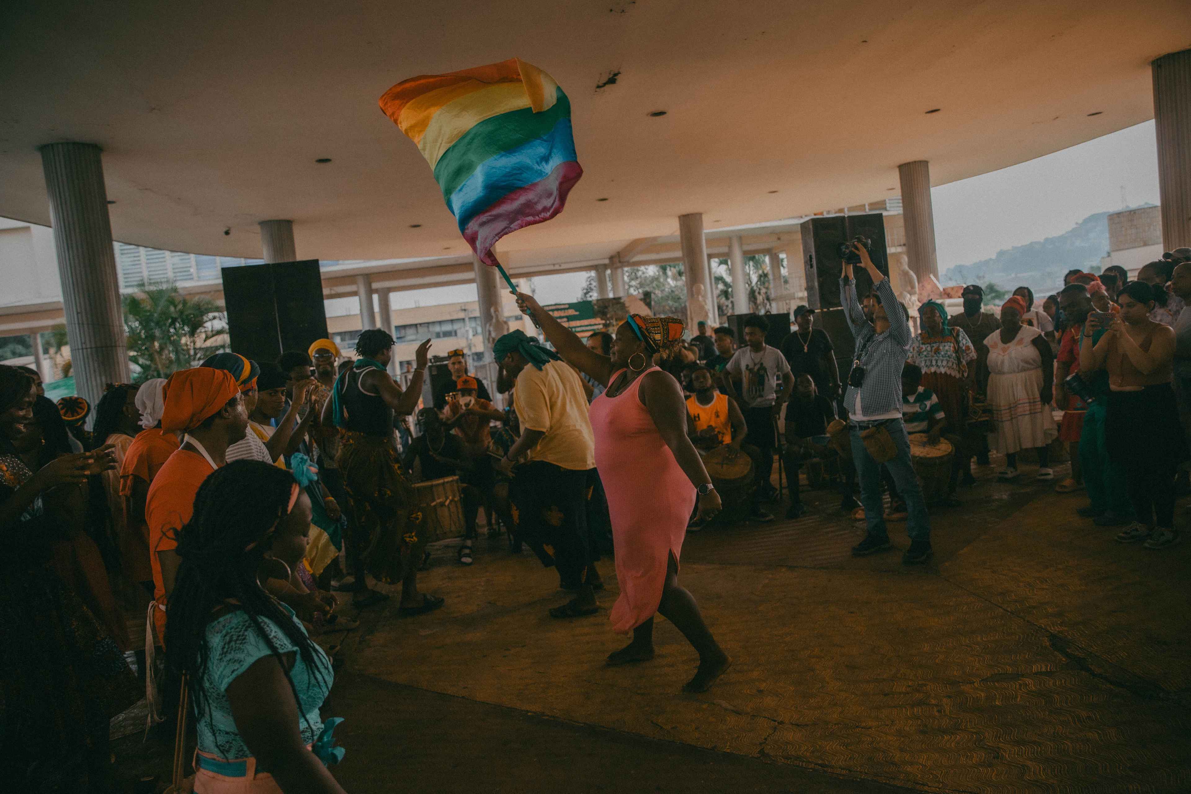 El grupo de danza Arcoíris del colectivo LGBTIQ+ garífuna de la Ofranhe, durante el Fedu, baile tradicional y espiritual, realizado bajo el Congreso de Honduras. El colectivo garífuna LGBTIQ+ se fundó en 2016 y desde entonces protege y apoya a personas garífunas que padecen persecución o discriminación a causa de su identidad de género. Foto de El Faro: Carlos Barrera