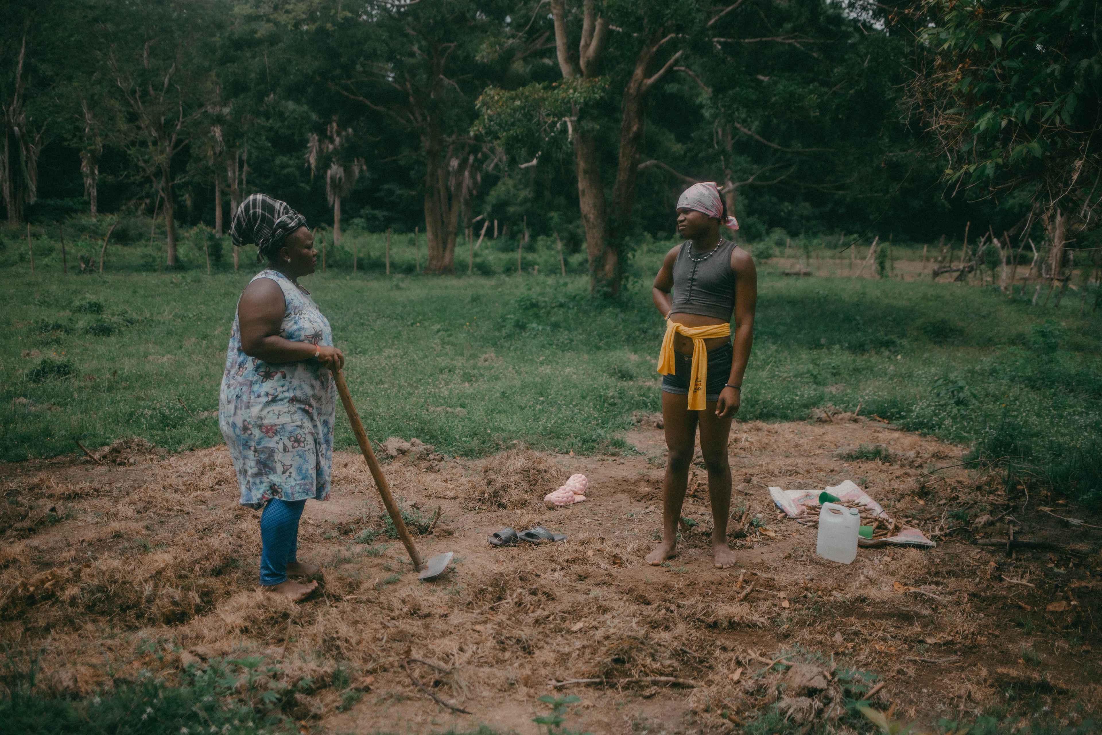Carolina y Landry realizan trabajos comunitarios en la recuperación de tierras en Santa Fe, Colón. Siembran yuca, abren nuevos caminos y cocinan, "Este es nuestro propio albergue, nuestro espacio seguro", dijo Carolina. Foto de El Faro: Carlos Barrera