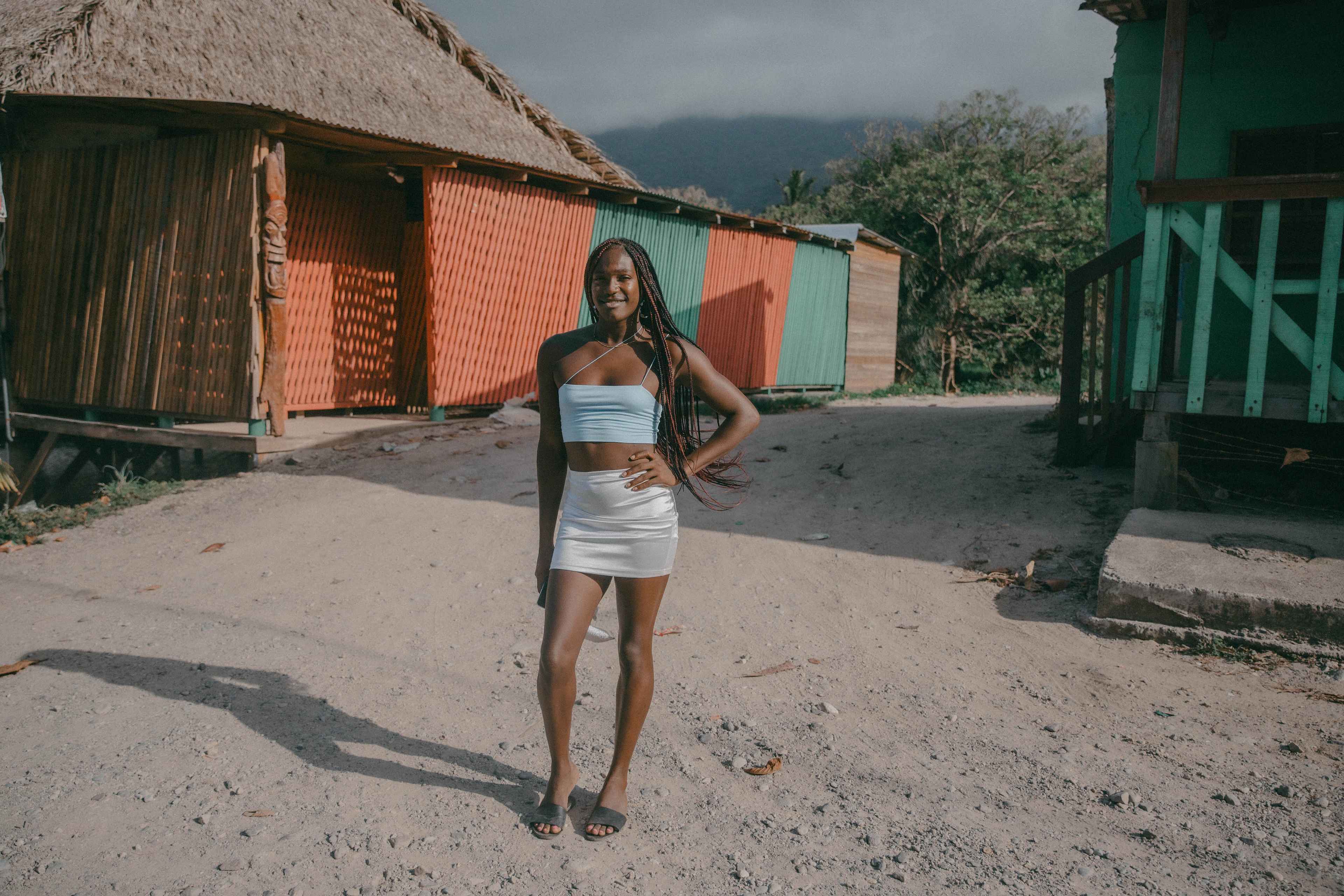 Dariana Suazo de 21 años es una de las líderes del movimiento LGBTIQ+ garífuna en Sambo Creek, a 15 kilómetros de La Ceiba. "Aquí nosotras estamos muy organizadas, trabajamos para ayudar a las personas diversas, pero también cuando hay una recuperación de tierra estamos presentes", dijo Dariana. Foto de El Faro: Carlos Barrera