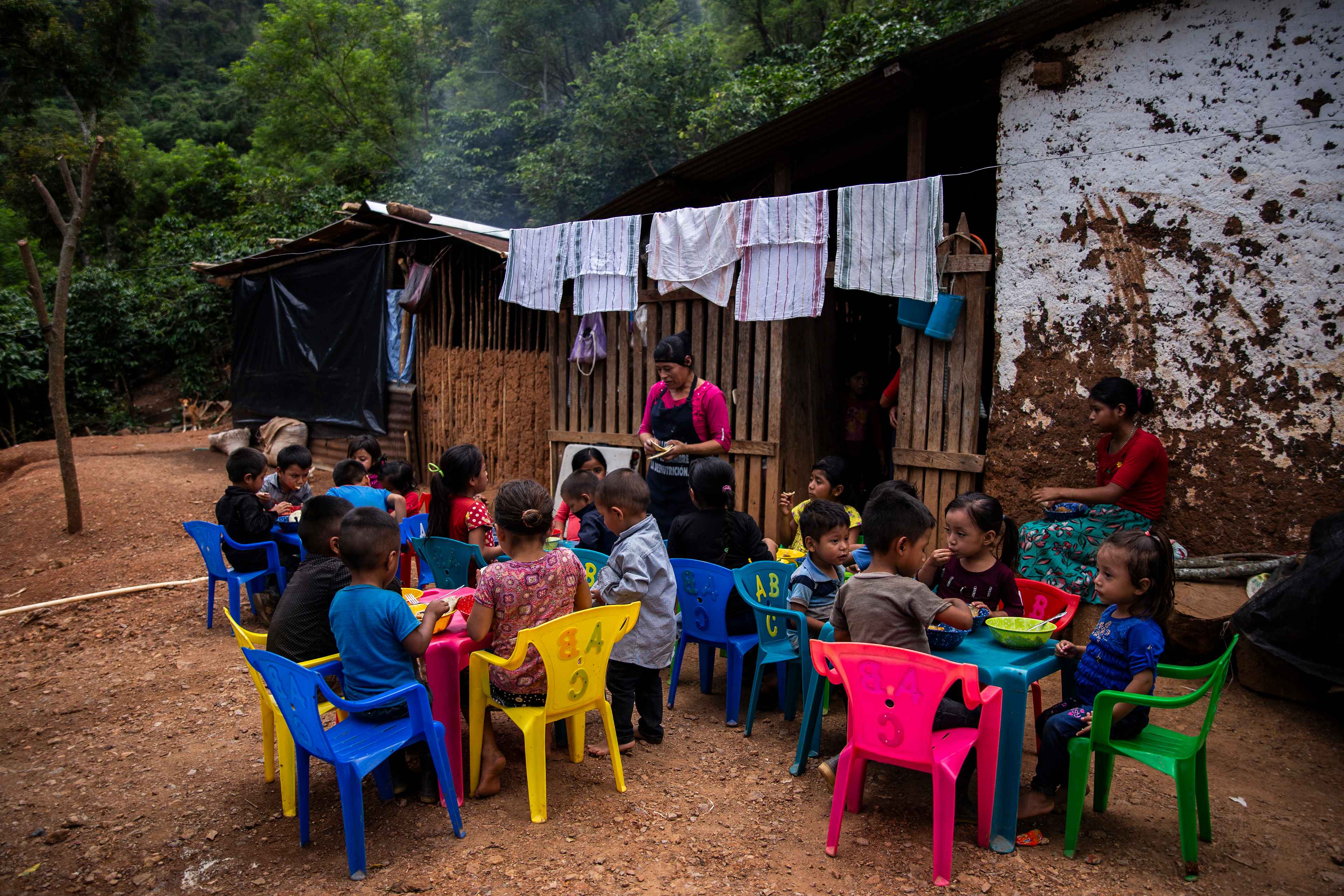 Todos los meses, la organización Acción Contra el Hambre realiza monitoreos de talla y peso para detectar los casos de menores con mayor riesgo de desnutrición. Con esos datos reúnen a los más vulnerables de cada comunidad y organizan una cocina comunitaria, donde las madres aprenden a cocinar con nuevas recetas y con ingredientes locales. El martes 3 de septiembre de 2024, unos 25 niños y niñas se reunieron para comer pollo con verduras y hierbas locales. El pollo era una excepción, por el cierre del programa de doce días, donde el 60 % de esos niños ganaron entre cuatro y ocho onzas de peso. “Algunos tuvieron enfermedades gastrointestinales unos días antes del programa, por eso no hubo diferencia en su peso”, dice Jackeline Hernández, nutricionista de ese proyecto que intenta fomentar un hábito de largo tiempo y alcance para las mamás. Eso en la práctica es un tanto difícil: la mayoría de esos hogares sólo tienen acceso a maíz y frijoles en su canasta básica diaria.