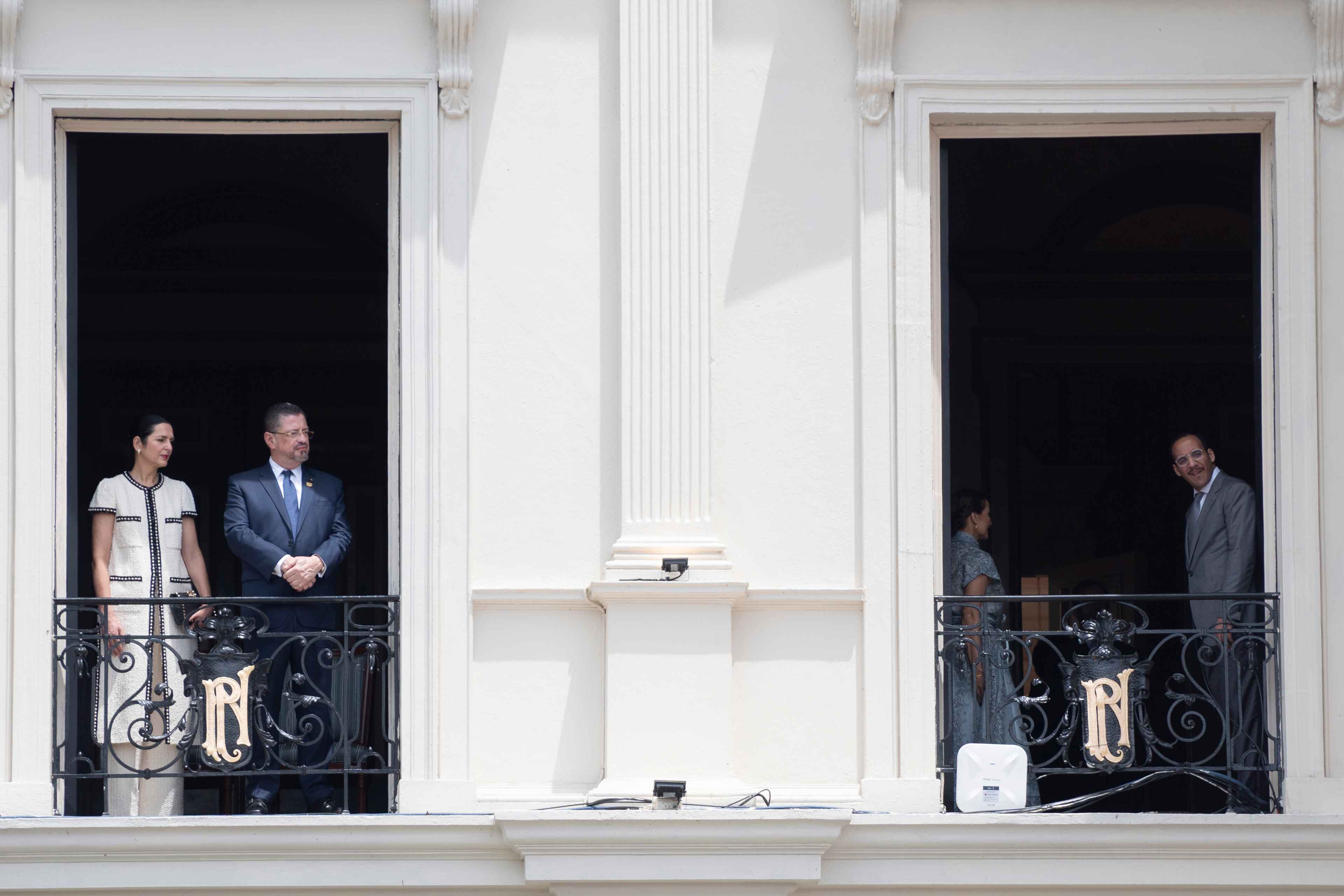 Rodrigo Chaves, presidente de Costa Rica, durante la toma de posesión de Nayib Bukele, el 1 de junio de 2024, en el Palacio Nacional de San Salvador. A la derecha está Ibrajim Bukele, uno de los hermanos del presidente Bukele y miembro del círculo de poder en El Salvador. Foto de El Faro: Víctor Peña. 