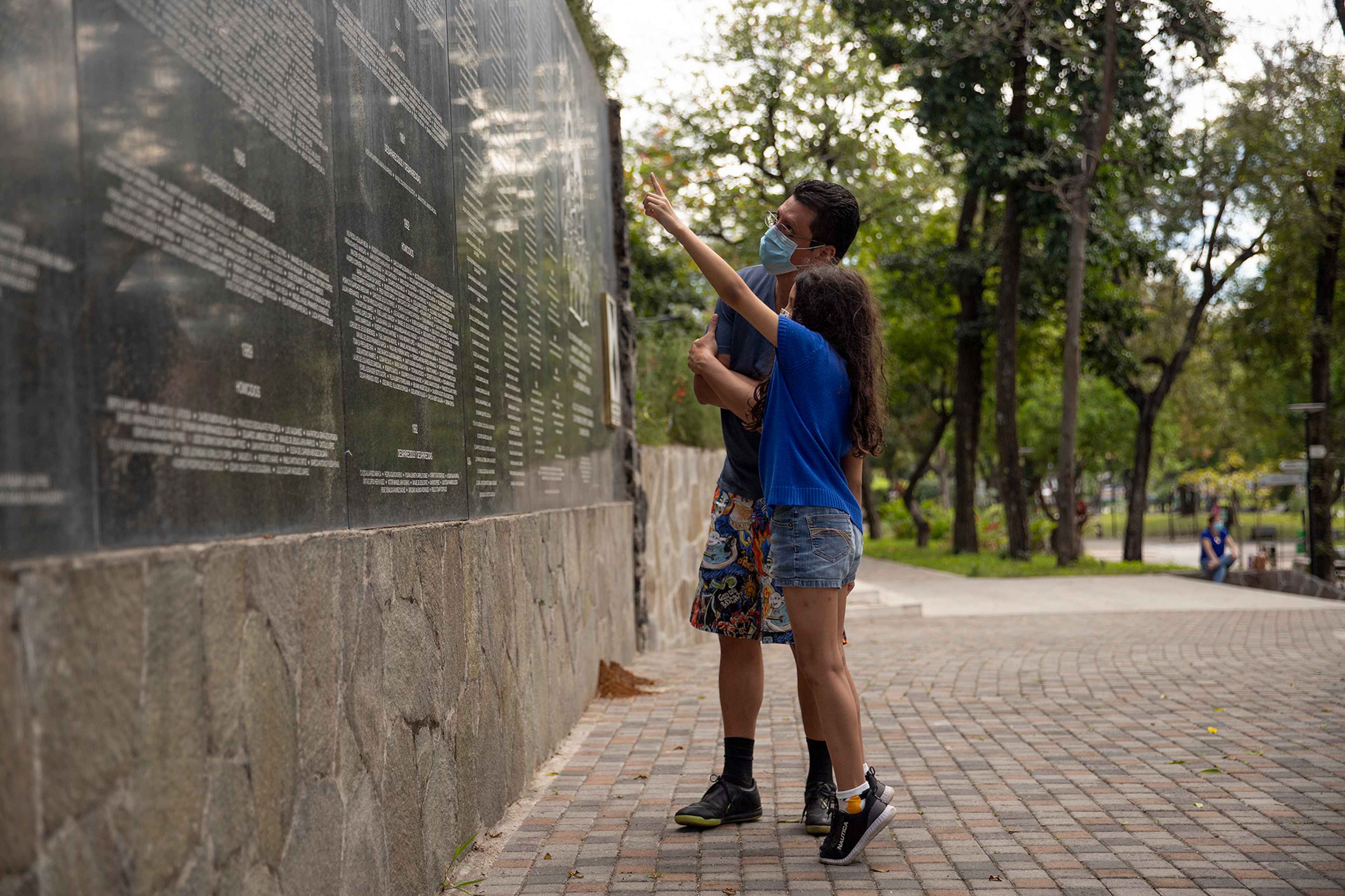 Eduardo Escobar and his daughter Fabiola read the names of victims of the Salvadoran civil war in January 2021, during the commemoration of the 29th anniversary of the peace accords. Photo Carlos Barrera