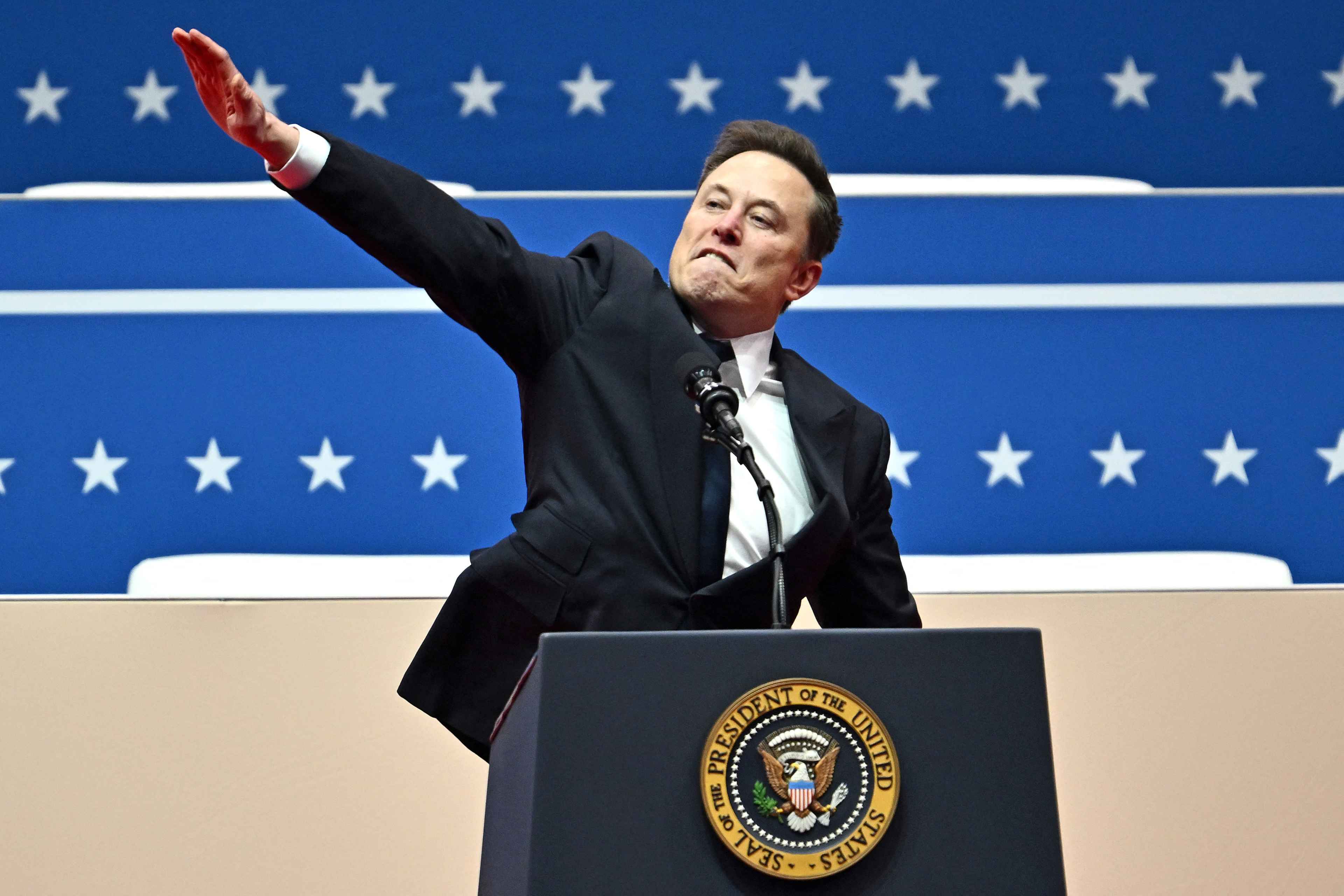 El director ejecutivo de Tesla y SpaceX y también funcionario de la administración Trump, Elon Musk, durante el desfile inaugural dentro del Capitol One Arena, en Washington, DC, el 20 de enero de 2025. Los gestos con las manos de Musk en un evento de inauguración del presidente estadounidense, Donald Trump, rápidamente generaron comparaciones con los saludos nazis. El multimillonario se llevó la mano al pecho y la extendió dos veces antes de decir: "Mi corazón está con usted". Foto de El Faro: AFP