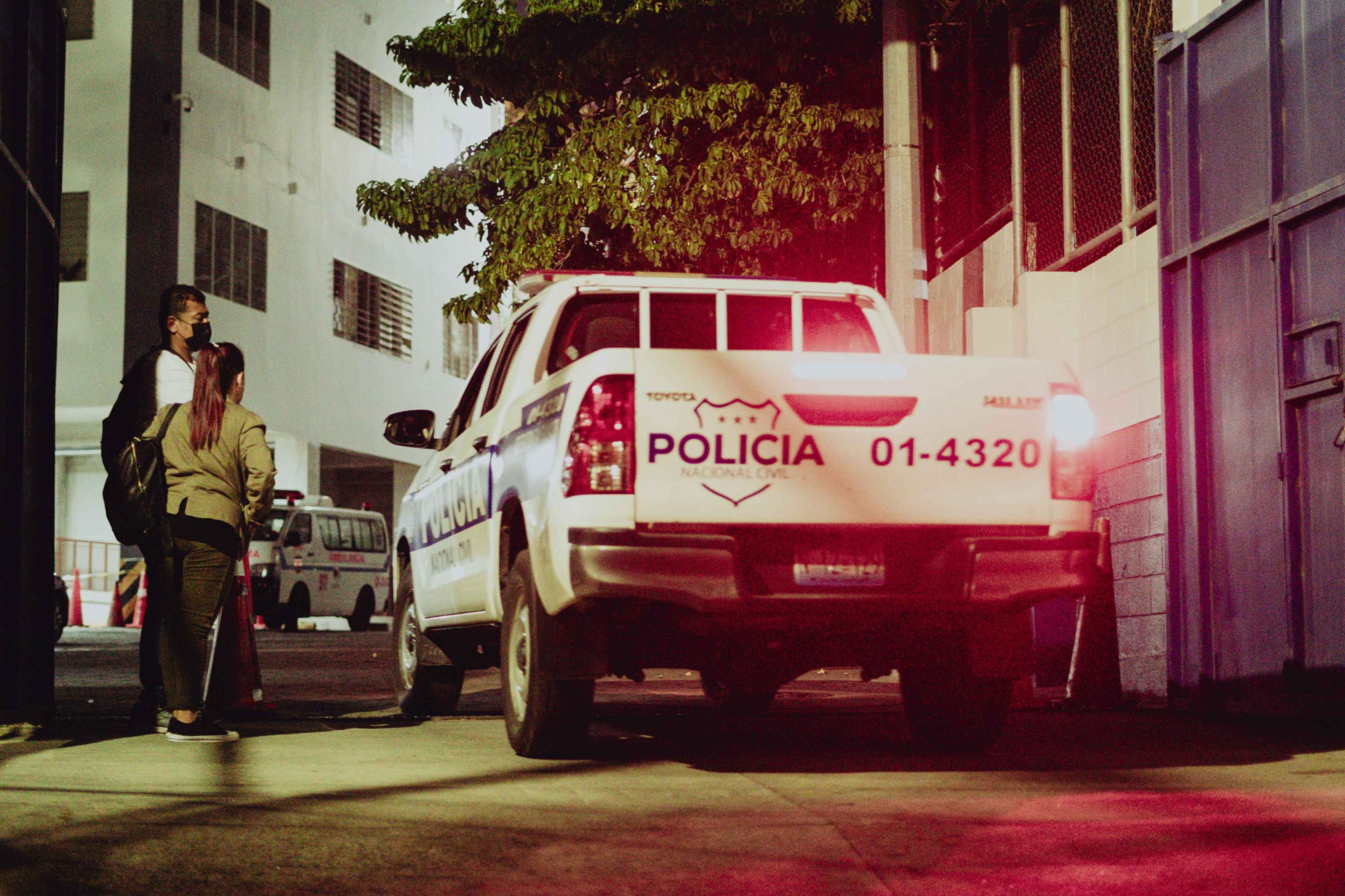 Because they have to keep their jobs, Ricardo and Eneida ask the police for updates in their free time. For Ricardo, that is only possible in the evenings. On February 11, they went to the Monserrat PNC office to find out how their case was progressing. The officer on duty told them that he knew nothing. “I'll be honest,” complained Ricardo, “even the bichos from the IVU’s 18 help me more to look for my son than you do.”