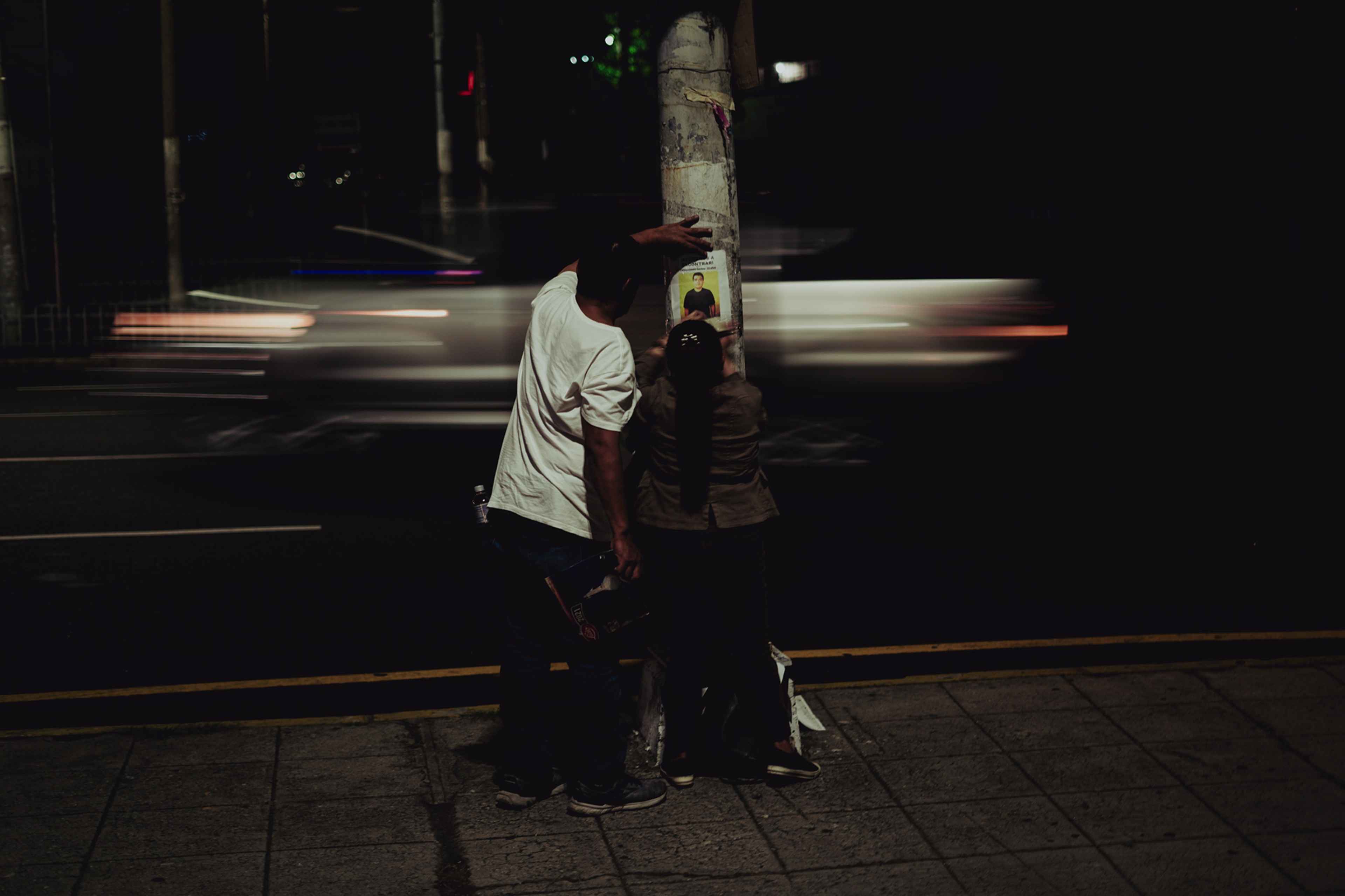 Occasionally, Ricardo is accompanied by his wife, Eneida Abarca. When they go out, they paste posters with information about their son. “I don't like it when she walks with me, because I don't want to put her at risk. This country is very dangerous. I walk here because I’m not afraid of anything,” he said one of those nights in the Divino Salvador del Mundo square.