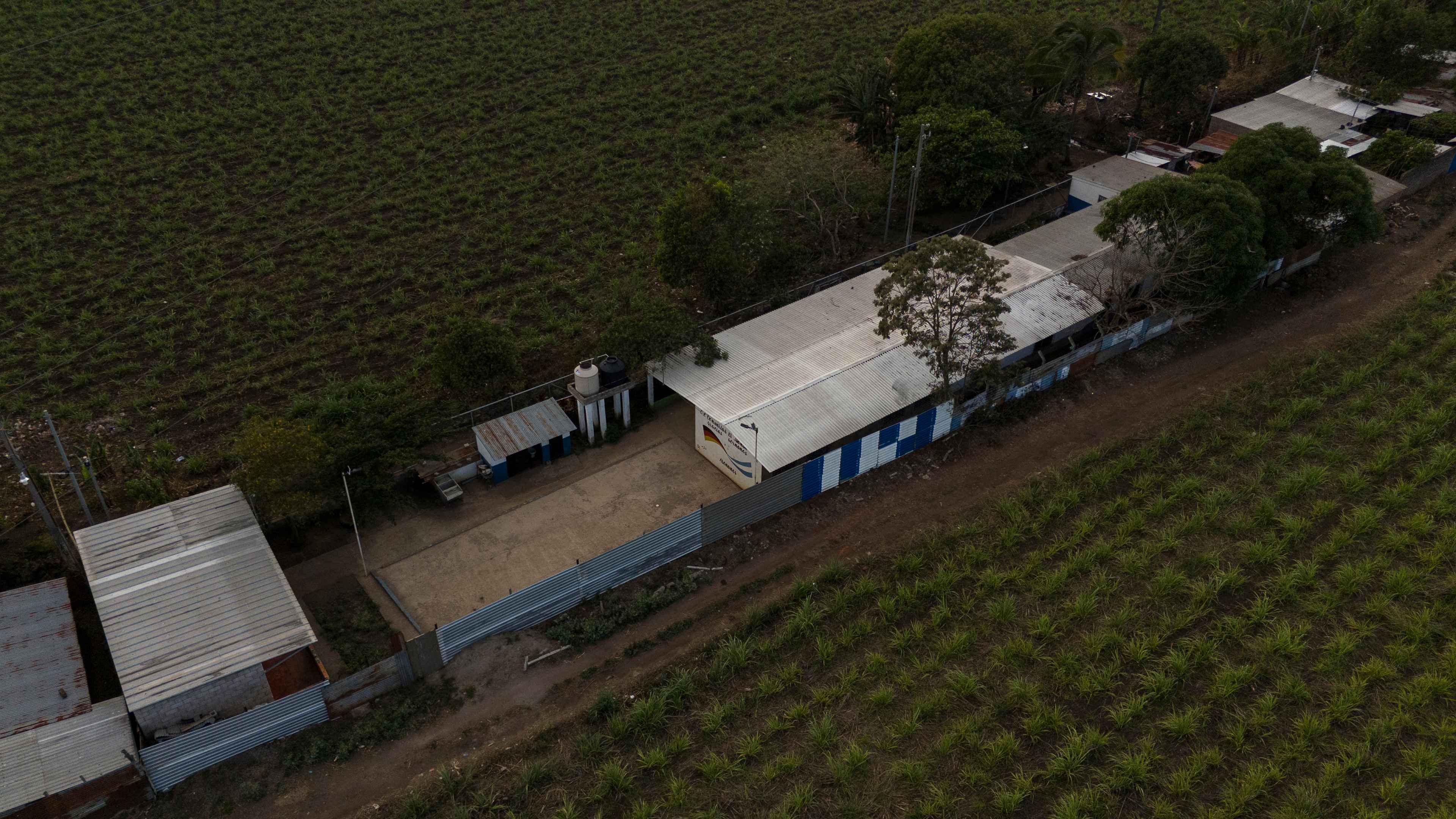 El 20 de febrero de 2025, el Ministerio de Educación anunció el cierre del Centro Escolar del caserío El Bambú, en Izalco. El Ministerio lo justificó por una baja inscripción de alumnos para el año 2025. Foto de El Faro: Víctor Peña. 