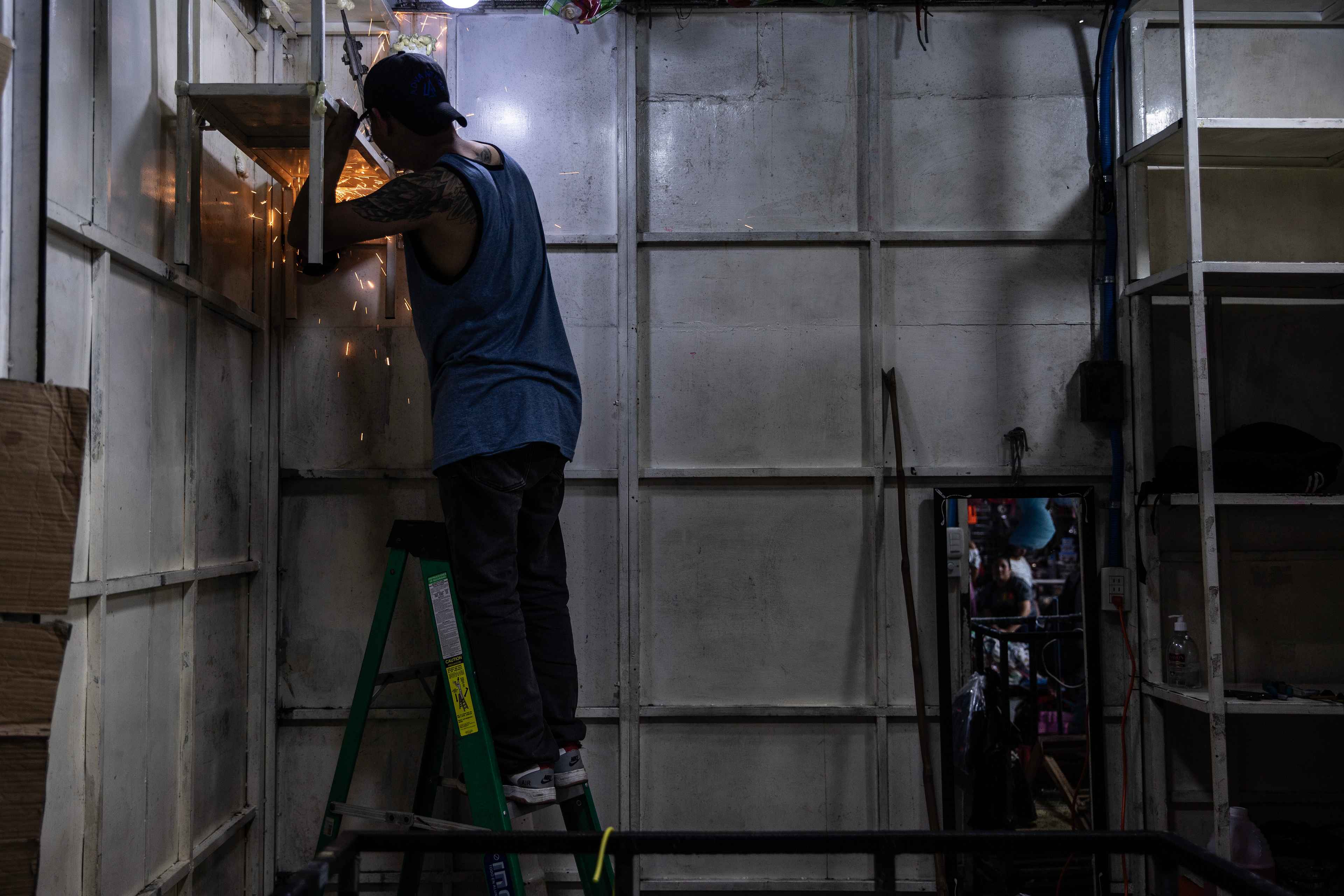 Those who had stalls made of metal structures began dismantling them from Friday, February 28 in order to, as they said, “avoid problems with the CAM”, or municipal police. In some cases they had to hire workers to help them take down the structures that they had used to work for decades. Photo Carlos Barrera
