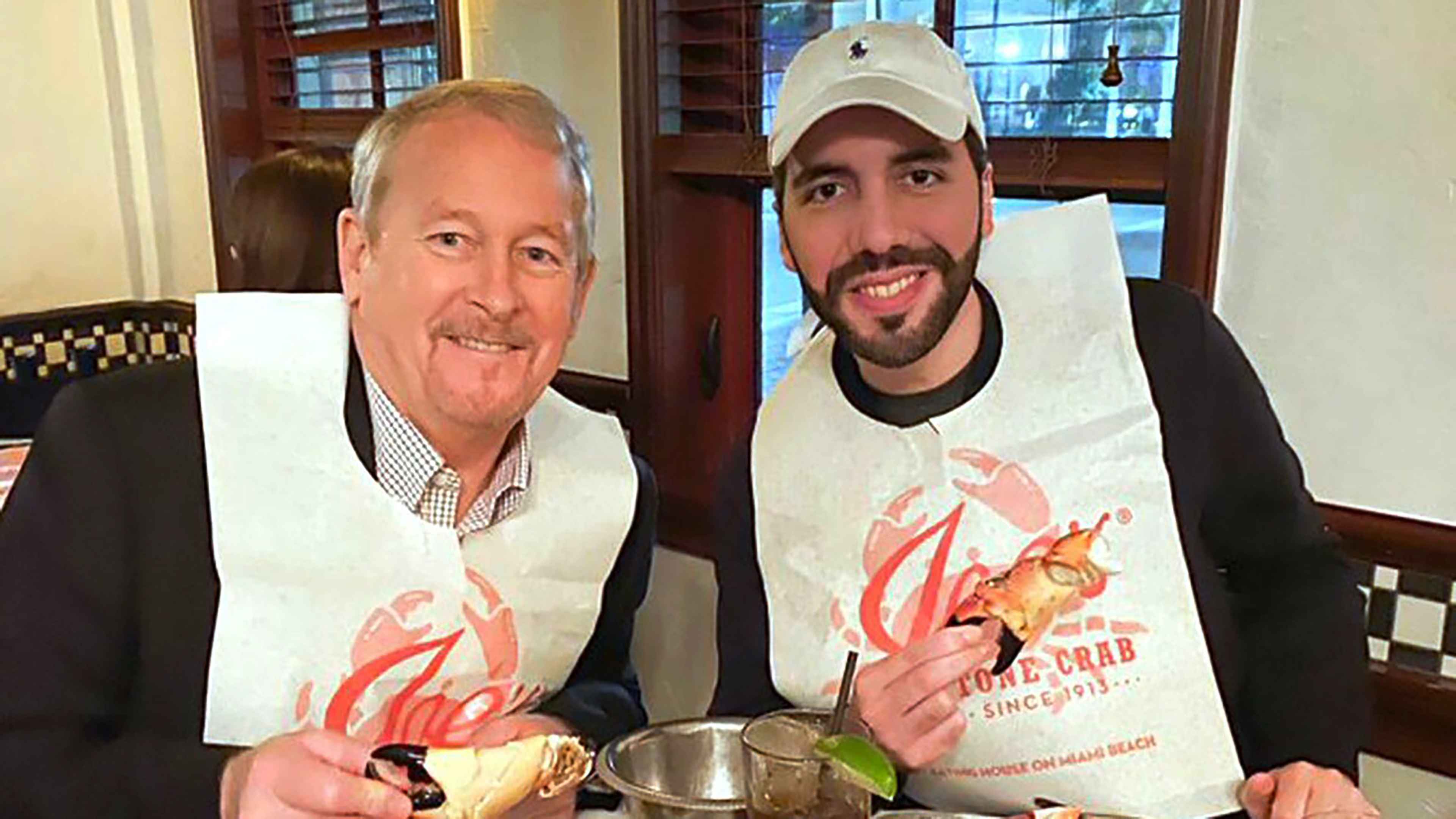 Nayib Bukele and Ronald Johnson cenando langostas en Miami, Florida, en diciembre de 2020.