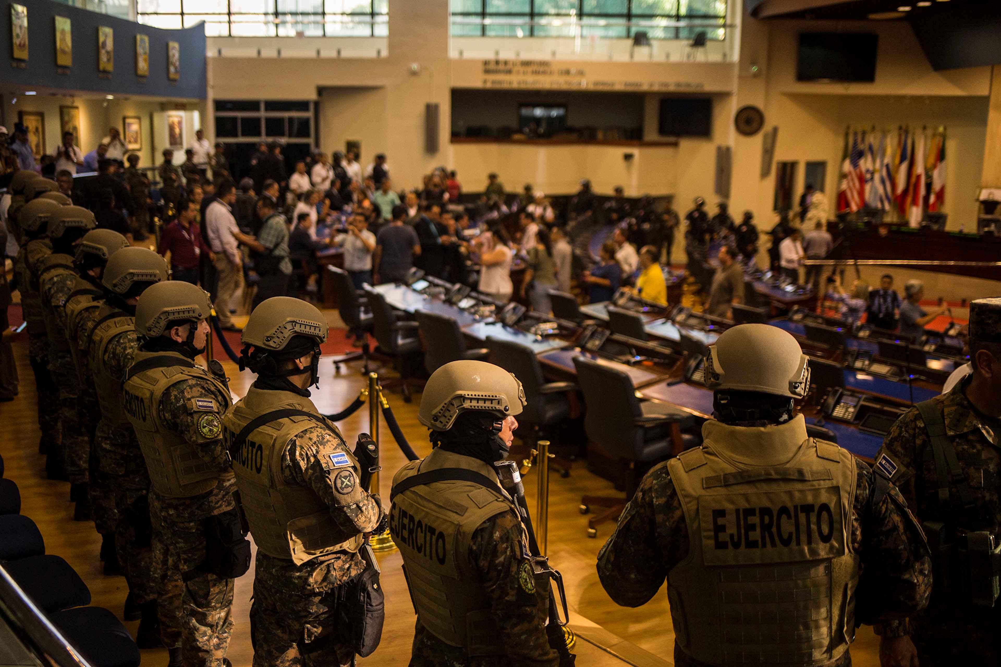 On Sunday afternoon, on the orders of President Bukele, policemen and soldiers with long weapons took over the legislative chamber. The event is unprecedented in the democratic history of El Salvador; it did not happen even in times of war. Photo Víctor Peña