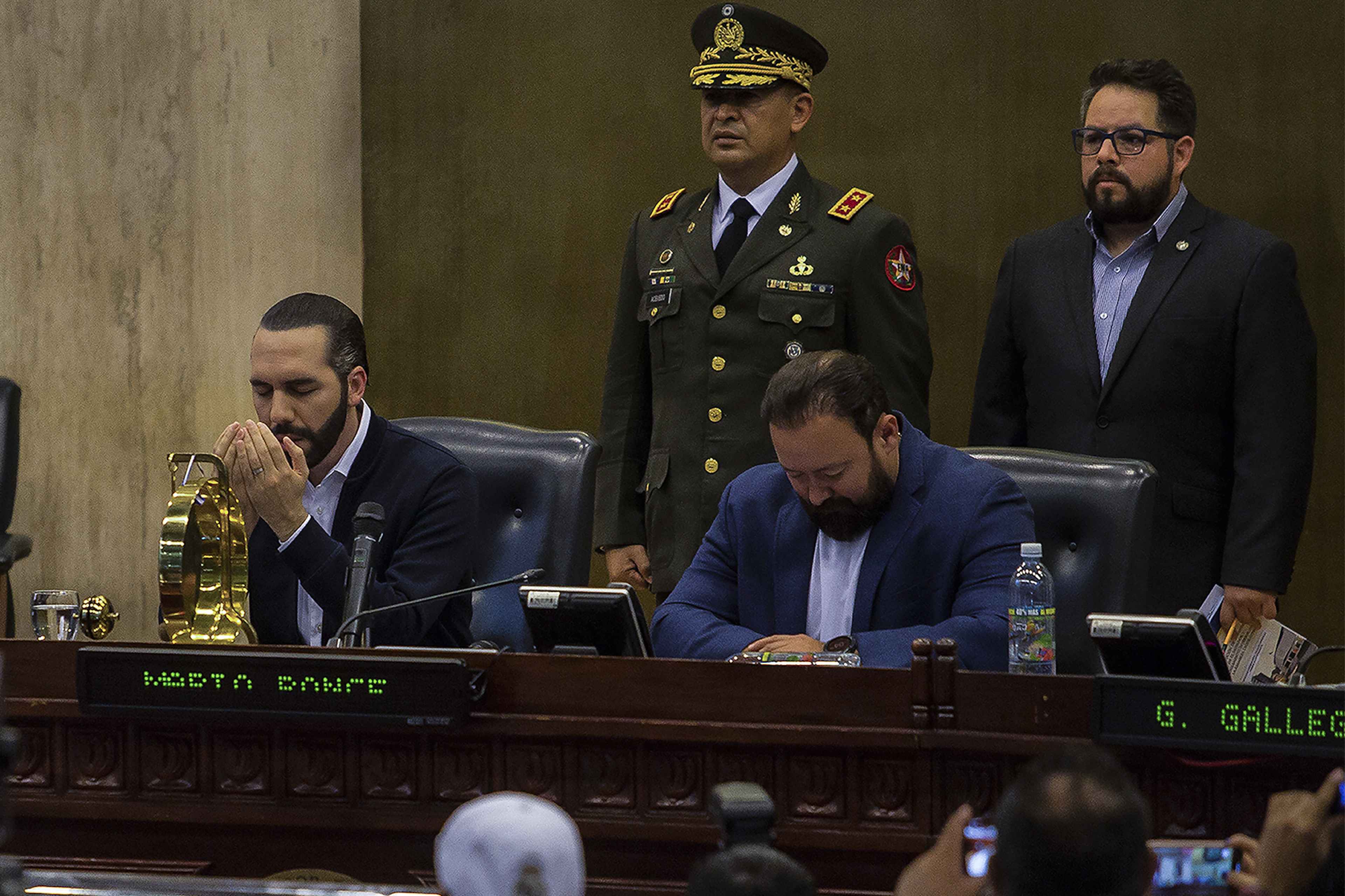 After threatening absent legislators, in a Salón Azul taken over by soldiers and police, Bukele said a prayer together with allied deputy Guillermo Gallegos, from the GANA party. Then the president withdrew to address the throngs of supporters and say that he had spoken to God, who had asked him for patience. Photo Víctor Peña