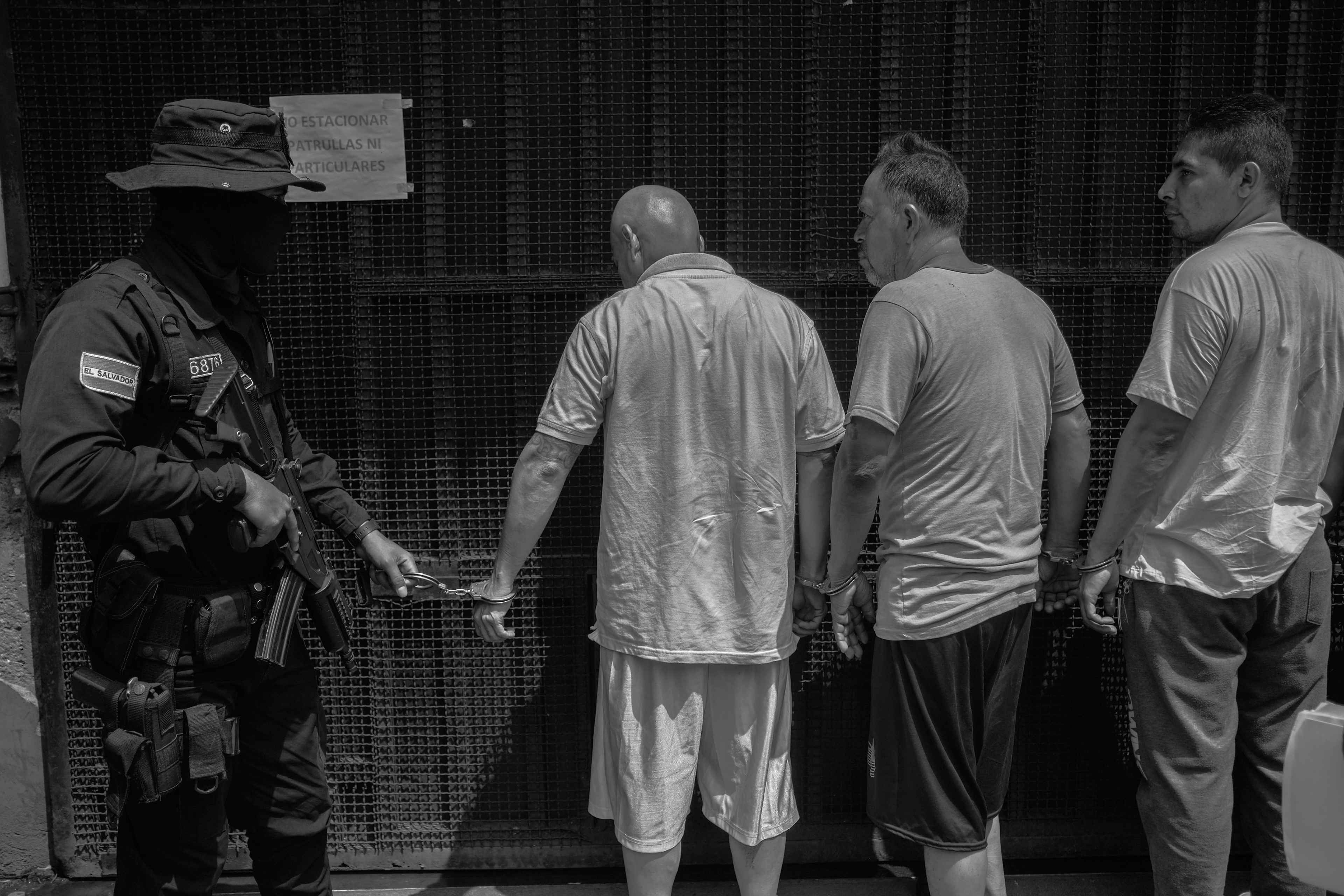 During the first days of the state of exception in 2022, arrests were made on a massive scale and those captured were taken as a group to small cells such as El Penalito, accused of illicit associations even if they had no relationship with each other.