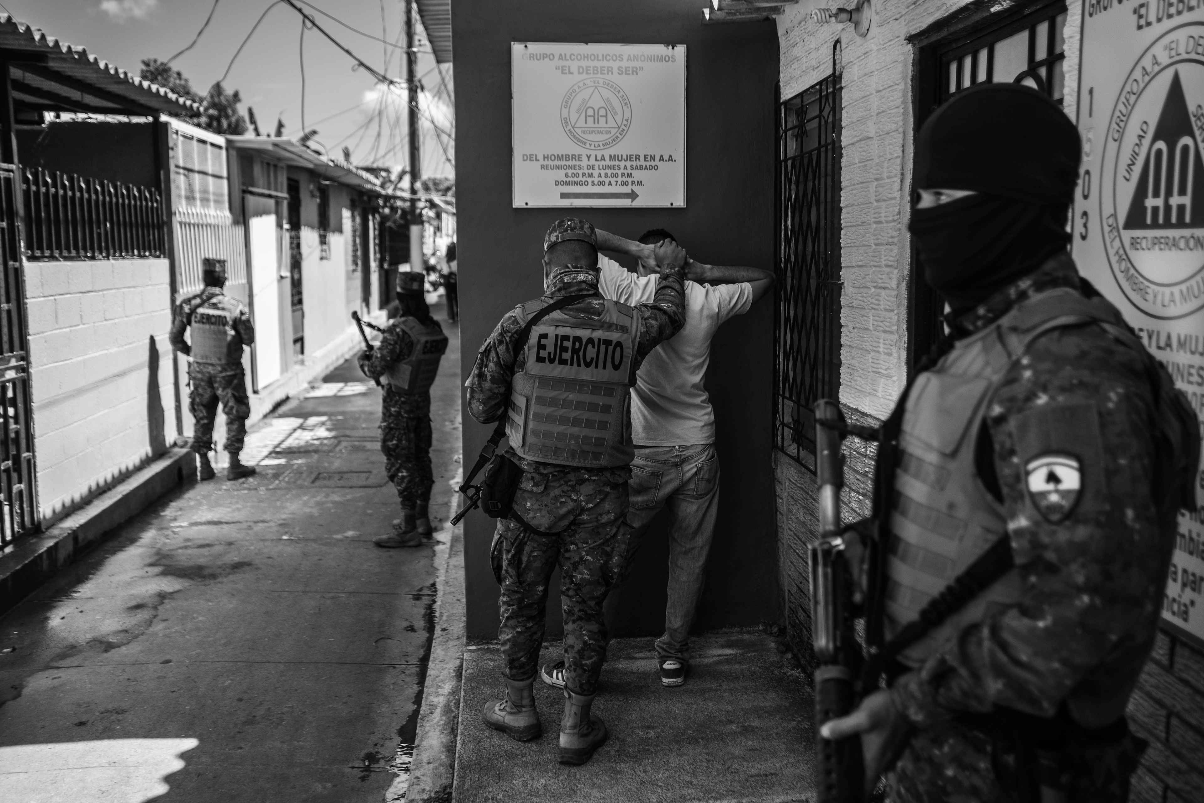 On Dec. 3, 2022, Salvadoran security forces captured dozens of young people during a military siege in the Las Margaritas neighborhood of Soyapango. Las Margaritas is a stigmatized neighborhood because, for years, it was under the control of the MS-13 gang.