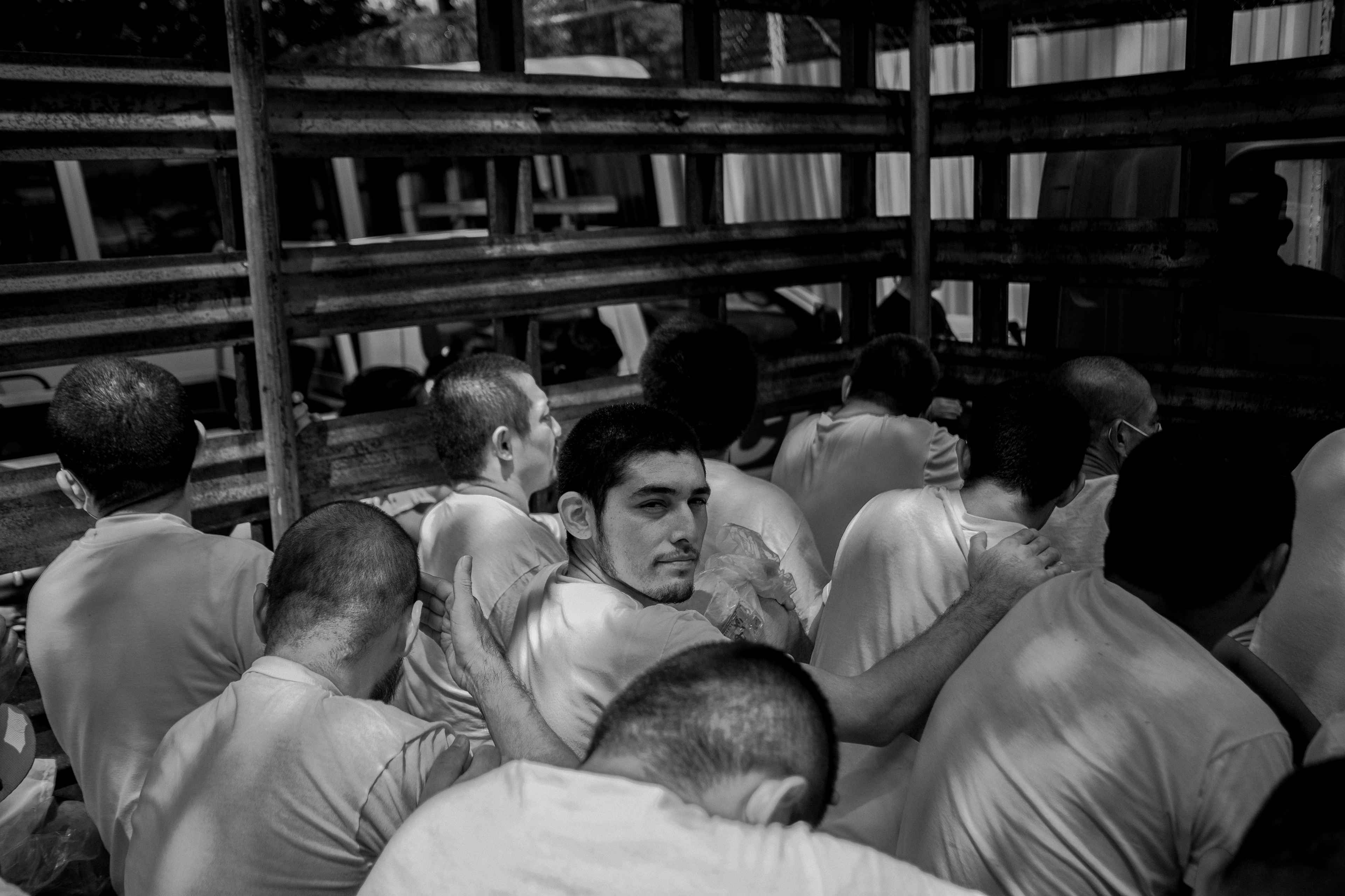 People arrested in September 2022 during the state of exception, moments before entering Ilopango Prison. In most cases, people have been in prison for almost three years without due process. Trials were held in mass groups and thousands of cases were not individualized: people were accused of collective crimes.