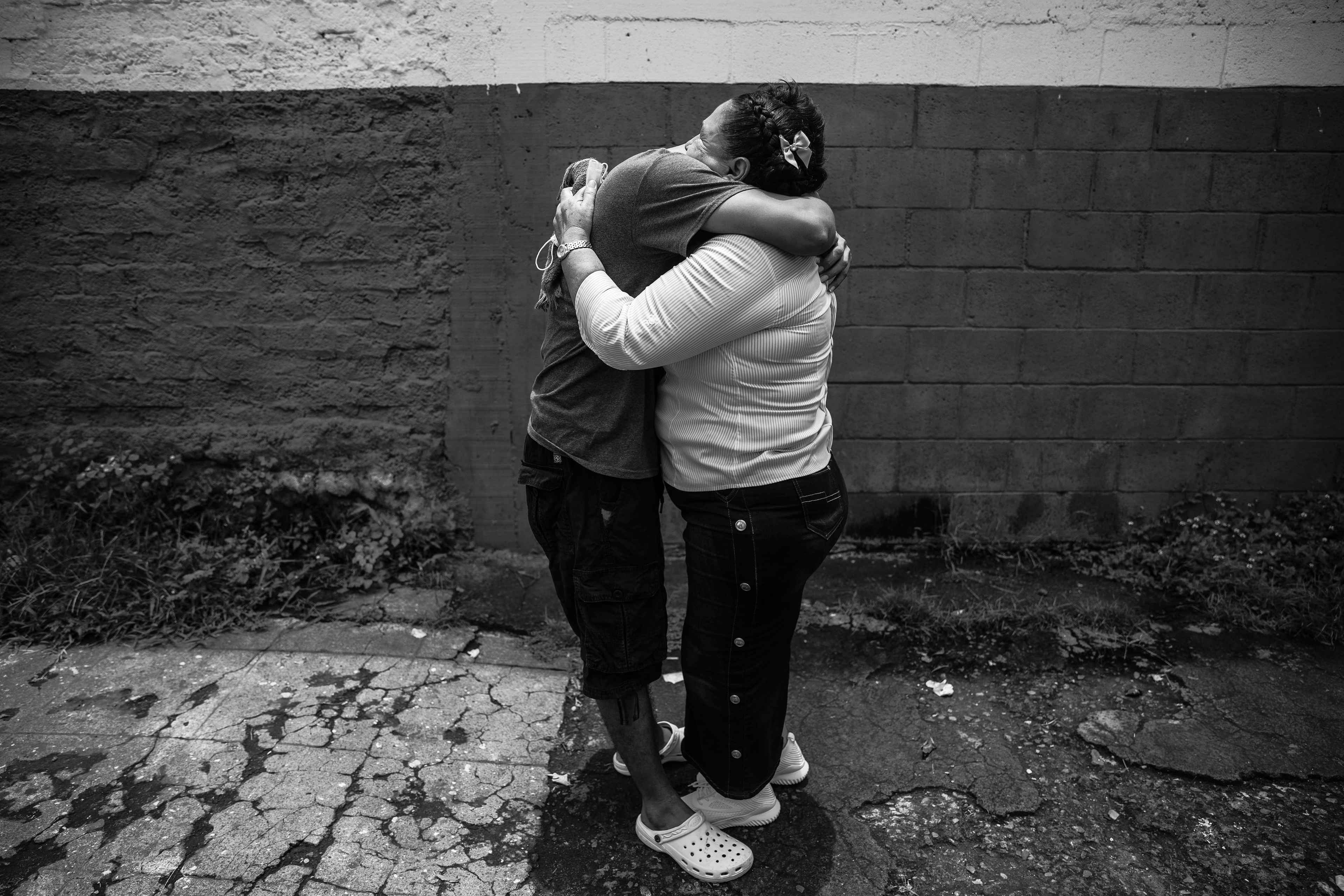 On Aug. 16, 2022, Uziel de Jesús was released from the PNC holding cells in Usulután, El Salvador. His mother, Vilma Pineda, who had traveled every day since his capture, was waiting for him at the entrance. Uziel was captured on Espíritu Santo Island along with 21 neighbors under the state of exception.